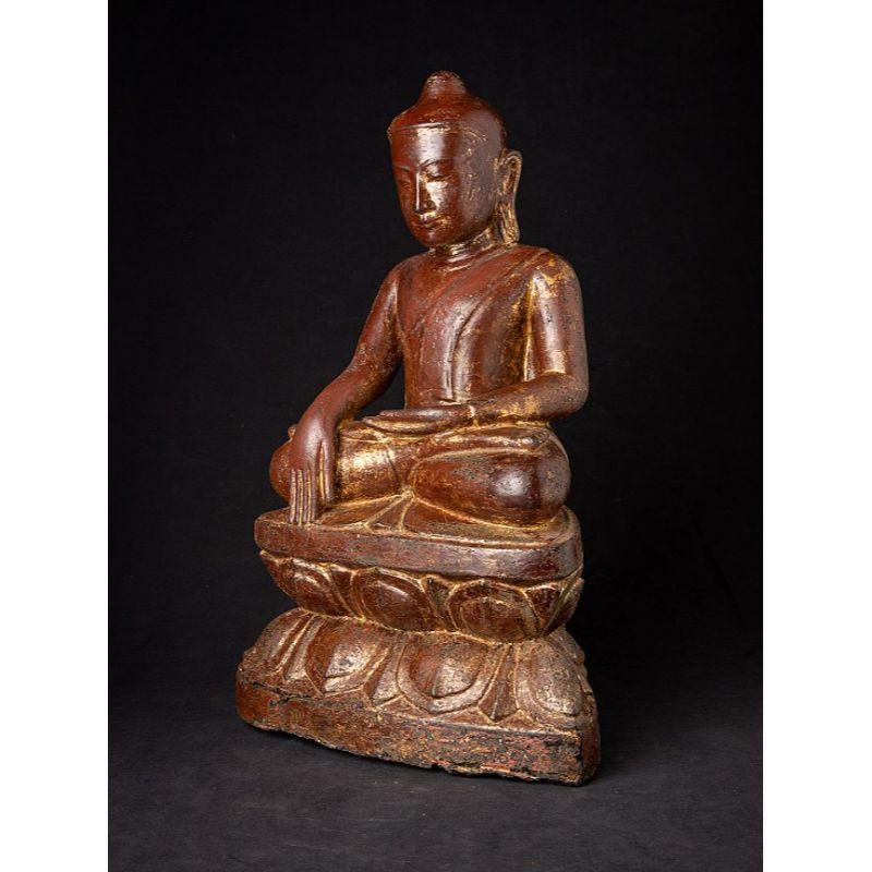 MATERIAL: Holz
48,8 cm hoch 
29,8 cm breit und 19,3 cm tief
Gewicht: 5.159 kg
Mit Spuren von 24 krt. Vergoldung
Bhumisparsha Mudra
Mit Ursprung in Birma
16. Jahrhundert - Pinya-Stil

