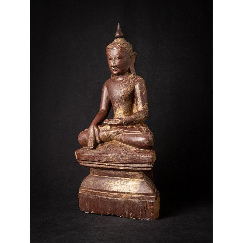 MATERIAL : bois
60,5 cm de haut 
28,5 cm de large et 15,2 cm de profondeur
Poids : 5.088 kgs
Avec traces de dorure 24 krt.
Style Shan (Tai Yai)
Bhumisparsha mudra
Originaire de Birmanie
18ème siècle

