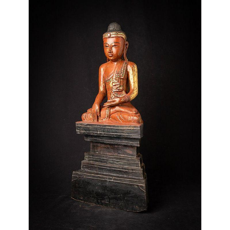 Material: wood
63,8 cm high 
29,5 cm wide and 15,5 cm deep
Weight: 4.345 kgs
With traces of 24 krt. gilding
Shan (Tai Yai) style
Bhumisparsha mudra
Originating from Burma
18th century

