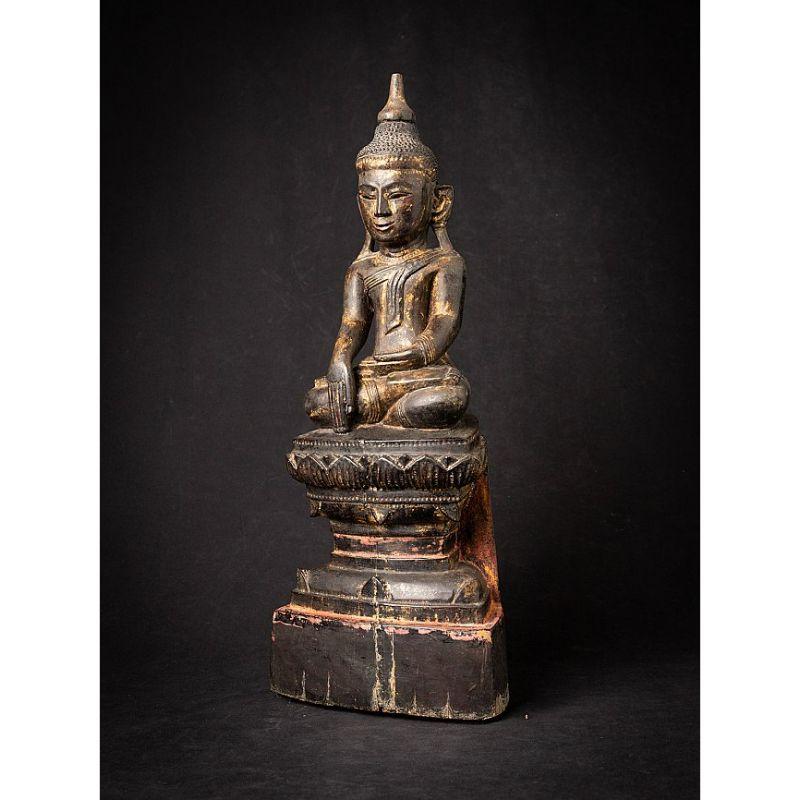 MATERIAL: Holz
51,5 cm hoch 
20,8 cm breit und 12,1 cm tief
Gewicht: 2.569 kg
Mit Spuren von 24 krt. Vergoldung
Shan (Tai Yai) Stil
Bhumisparsha Mudra
Mit Ursprung in Birma
18. Jahrhundert


