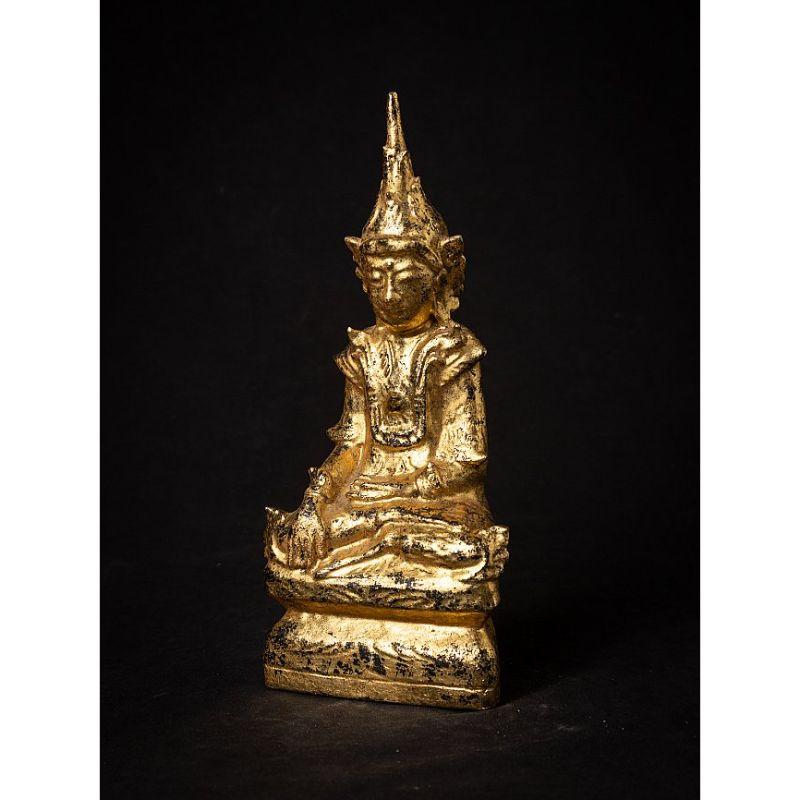 MATERIAL : bois
26,1 cm de hauteur 
12 cm de large et 6,1 cm de profondeur
Poids : 0,474 kgs
Doré avec de l'or 24 krt.
Style Shan (Tai Yai)
Bhumisparsha mudra
Originaire de Birmanie
19ème siècle


