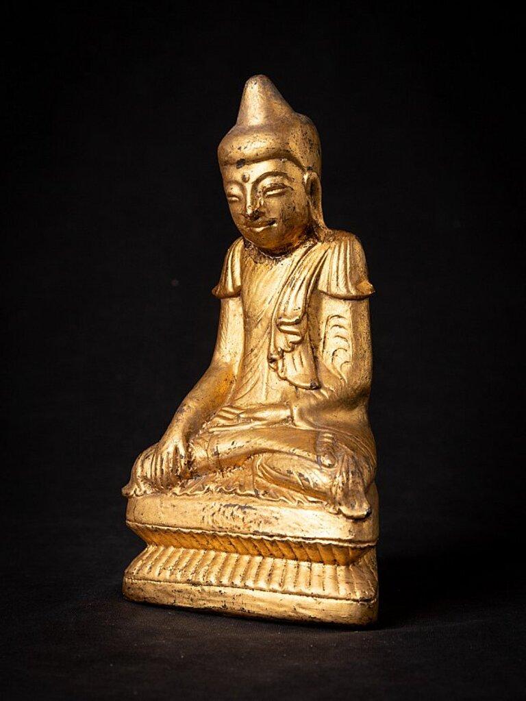 Material: wood
23 cm high 
12,7 cm wide and 7 cm deep
Weight: 0.467 kgs
Gilded with 24 krt. gold
Shan (Tai Yai) style
Bhumisparsha mudra
Originating from Burma
19th century.
 