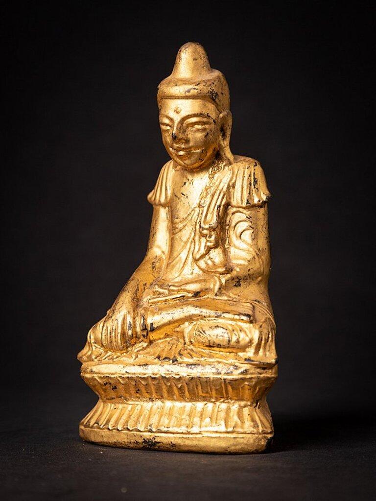 Material: wood
18 cm high 
9,8 cm wide and 5,7 cm deep
Weight: 0.236 kgs
Gilded with 24 krt. gold
Shan (Tai Yai) style
Bhumisparsha mudra
Originating from Burma
Late 19th century.
 