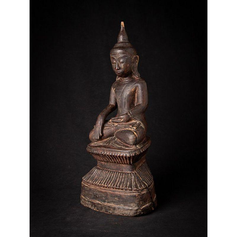 Material: wood
45,7 cm high 
21 cm wide and 14,2 cm deep
Weight: 3.184 kgs
With traces of 24 krt. gilding
Shan (Tai Yai) style
Bhumisparsha mudra
Originating from Burma
18th century.

