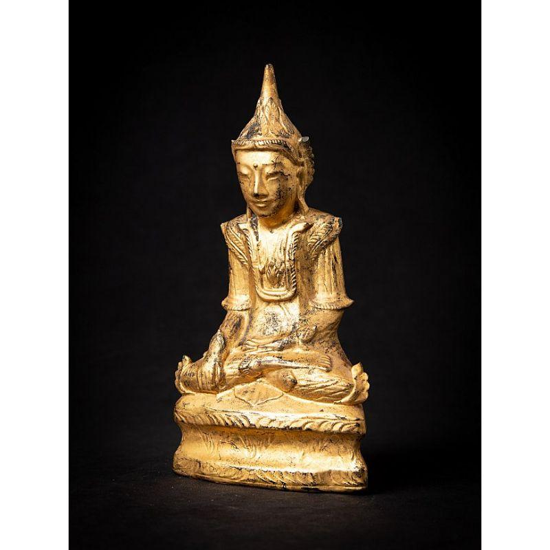 Material: wood
24,5 cm high 
12,8 cm wide and 7 cm deep
Weight: 0.378 kgs
Gilded with 24 krt. gold
Shan (Tai Yai) style
Bhumisparsha mudra
Originating from Burma
19th century

 