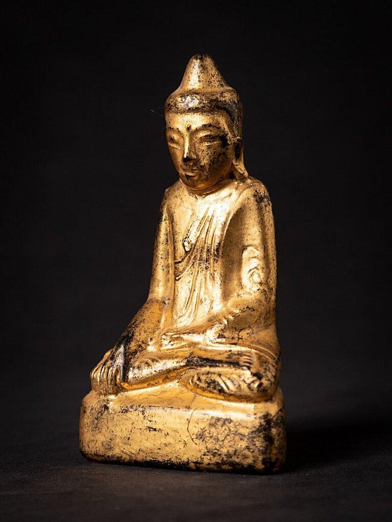 Material: wood
12,9 cm high 
7,1 cm wide and 3,9 cm deep
Weight: 0.089 kgs
Gilded with 24 krt. gold
Shan (Tai Yai) style
Bhumisparsha mudra
Originating from Burma
19th century
 