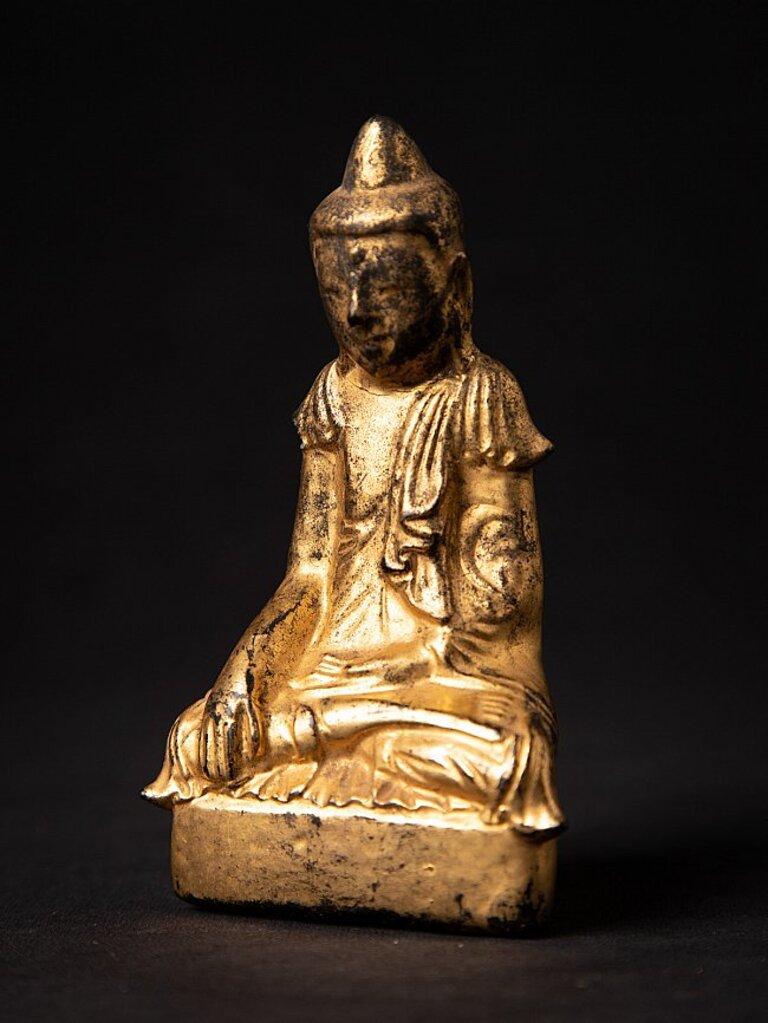 Material: wood
12,1 cm high 
7 cm wide and 3,4 cm deep
Weight: 0.07 kgs
Gilded with 24 krt. gold
Shan (Tai Yai) style
Bhumisparsha mudra
Originating from Burma
19th century
 
