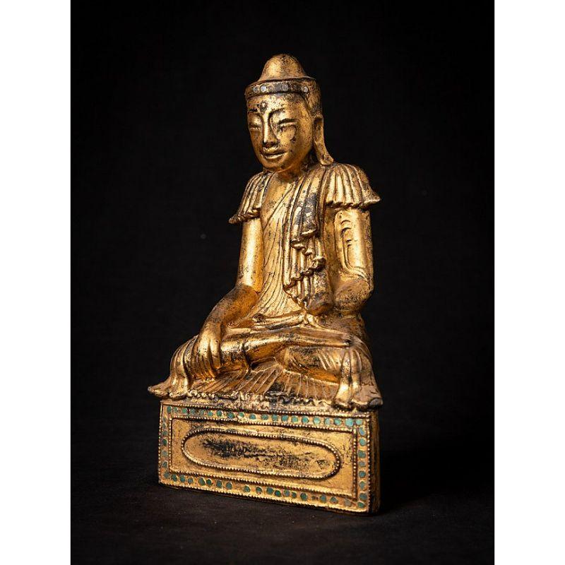 MATERIAL: Holz
24,4 cm hoch 
14,8 cm breit und 7,4 cm tief
Gewicht: 0,592 kg
Vergoldet mit 24 krt. Gold
Shan (Tai Yai) Stil
Bhumisparsha Mudra
Mit Ursprung in Birma
19. Jahrhundert

