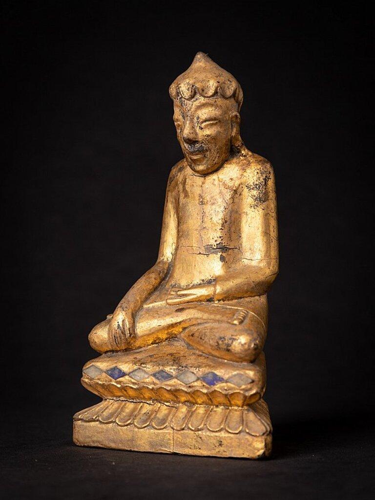 Material: wood.
Measures: 19, 4 cm high.
11, 2 cm wide and 6 cm deep.
Weight: 0.254 kgs.
Gilded with 24 krt. gold.
Shan (Tai Yai) style.
Bhumisparsha mudra.
Originating from Burma.
19th Century.
 
