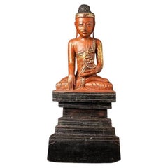 Antico Buddha birmano Shan in legno proveniente dalla Birmania