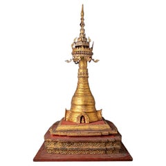 Antike burmesische Stupa aus Holz aus Burma
