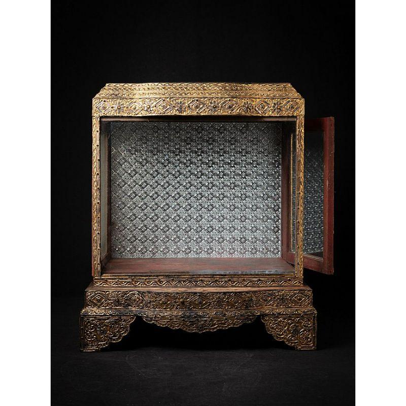 MATERIAL : bois
75,5 cm de haut 
67 cm de large et 43,5 cm de profondeur
Poids : 17.8 kgs
Doré à l'or fin 24 krt.
Le style Mandalay
Originaire de Birmanie
Fin du 19e siècle
Peut être expédié dans le monde entier.


