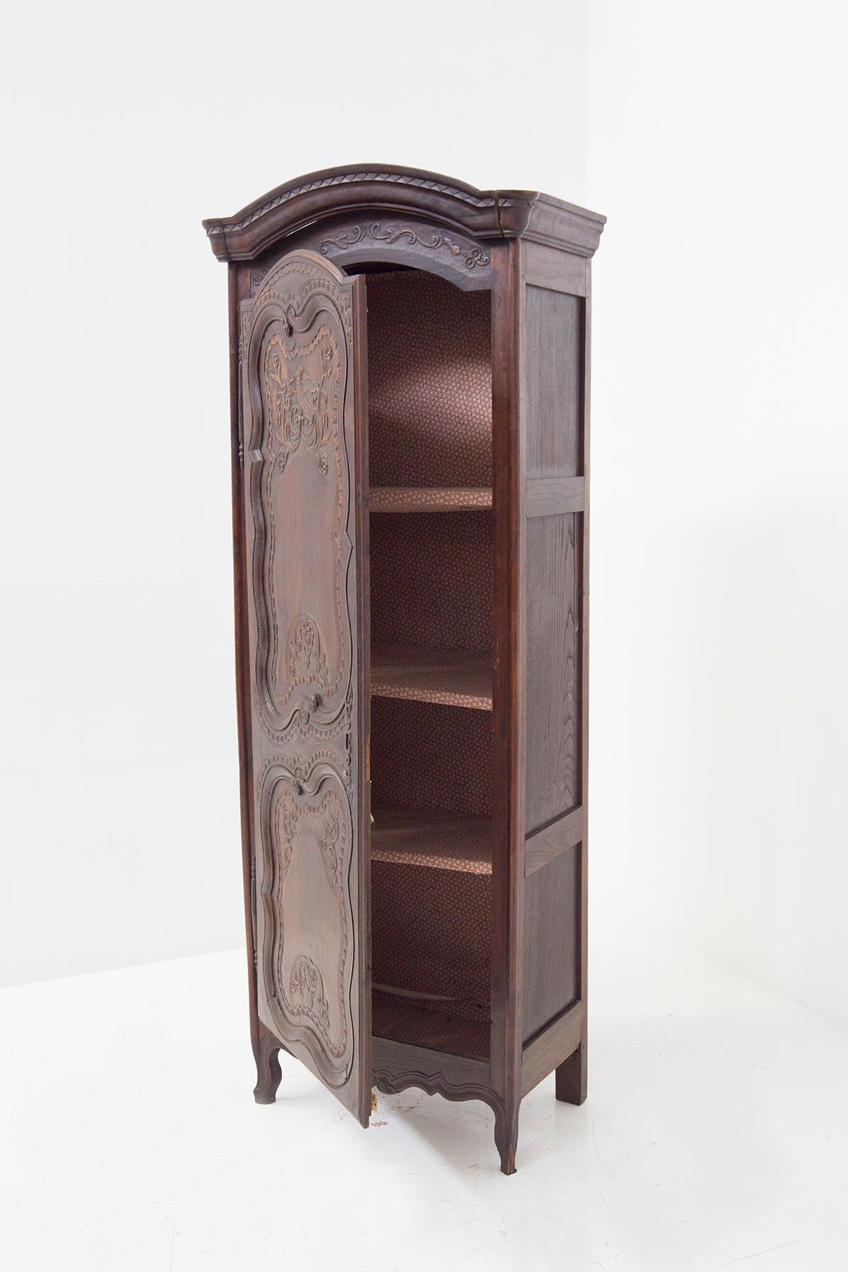 Rare 18th-century wooden cabinet in the style of Louis XV, fine French manufacture.
The cabinet is made entirely of fine dark wood, four legs for support. The two legs at the front are more worked and thin, very important, those at the back have