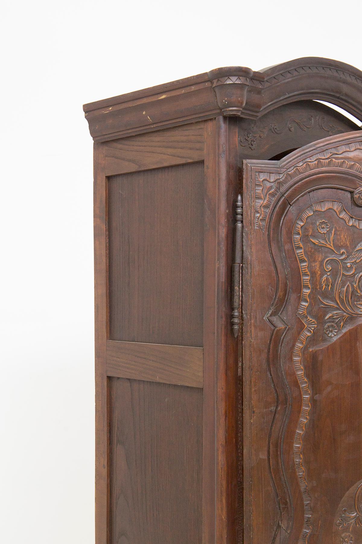 Antique Wooden Cabinet Louis XV In Good Condition For Sale In Milano, IT