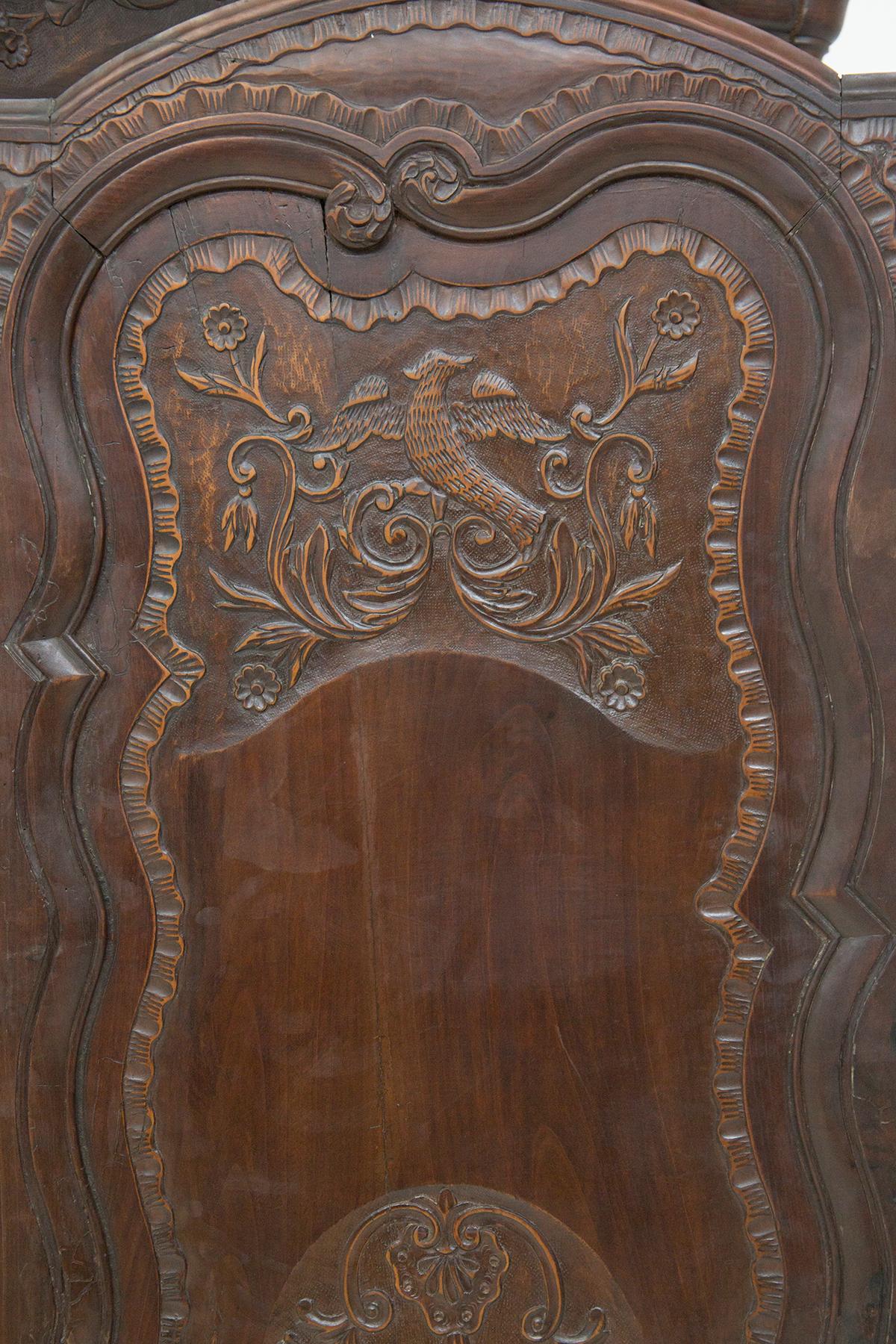 Français Ancienne armoire en bois Louis XV en vente