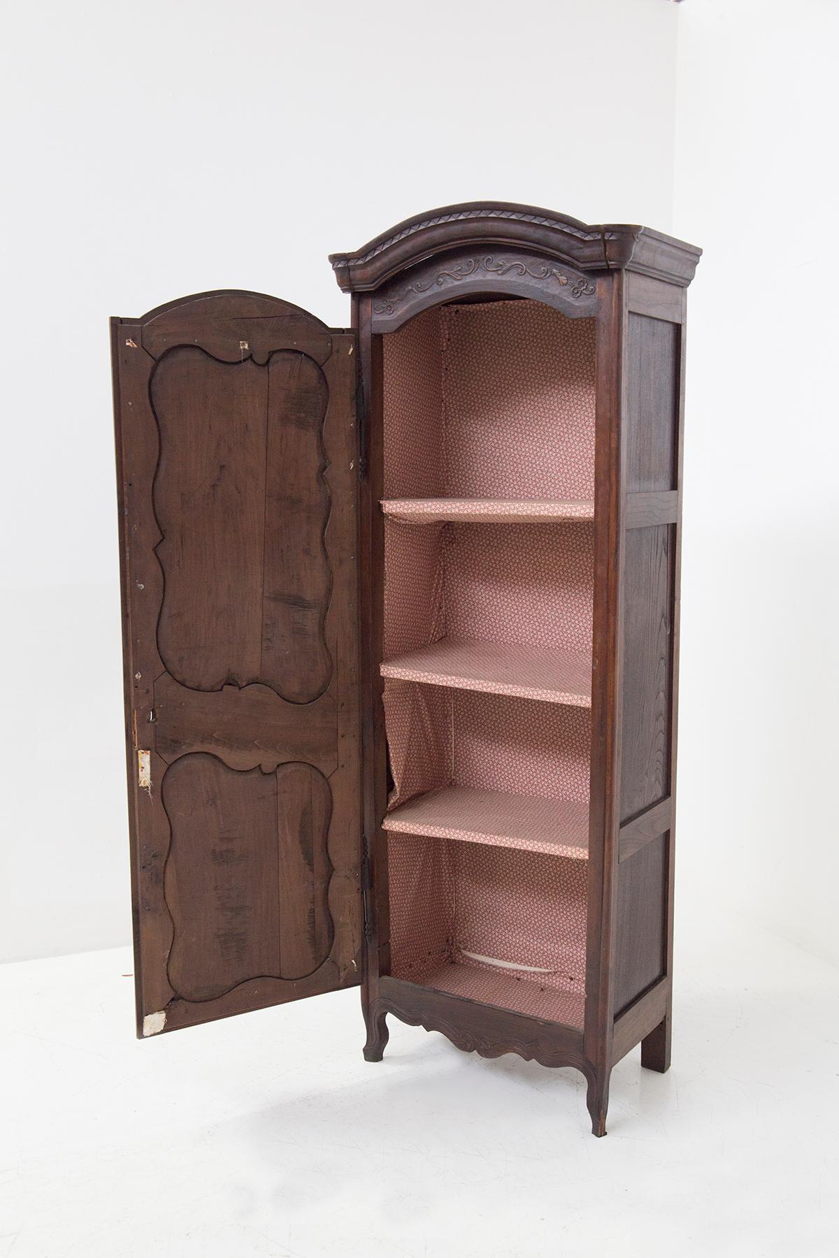 Début du XVIIIe siècle Ancienne armoire en bois Louis XV en vente