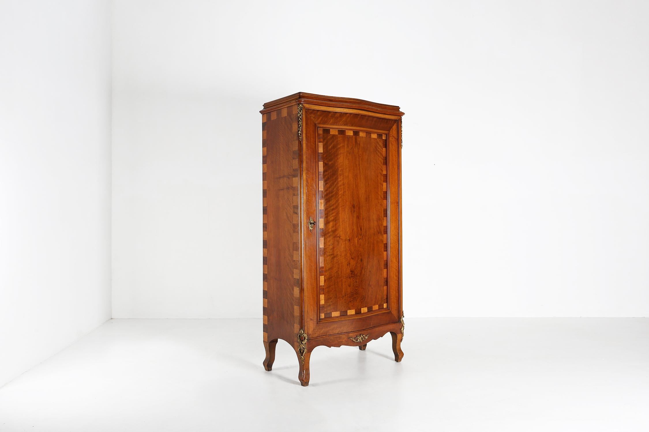 Frankreich / 1860 / Schrank / Holz, Bronze / Antik / Romantik

Ein sehr dekorativer Hochschrank mit grafischer Holzintarsie und floralen Verzierungen und Beschlägen in Bronze. Gefertigt um 1860 in Frankreich.

Das Innere des Schrankes besteht aus