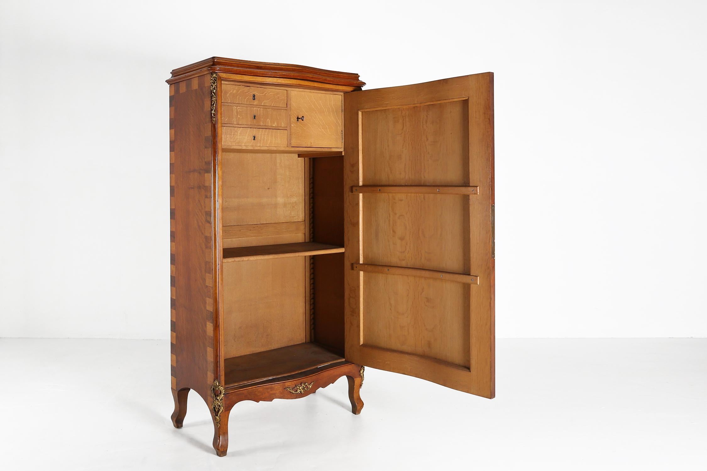Antiker Holzschrank mit Intarsien und Bronzedekorationen, Frankreich ca. 1860 (Romantik) im Angebot