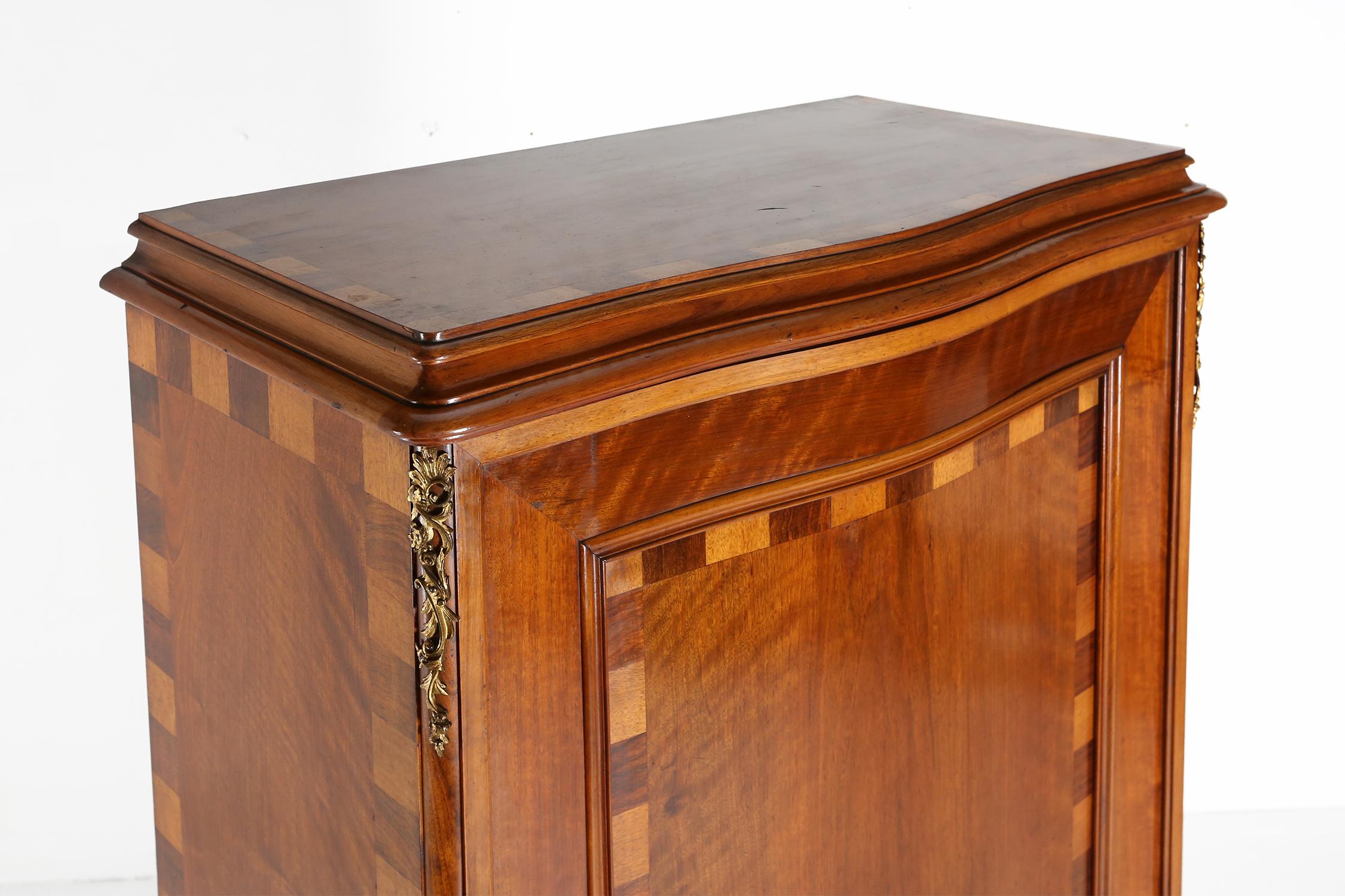 Antiker Holzschrank mit Intarsien und Bronzedekorationen, Frankreich ca. 1860 im Angebot 1