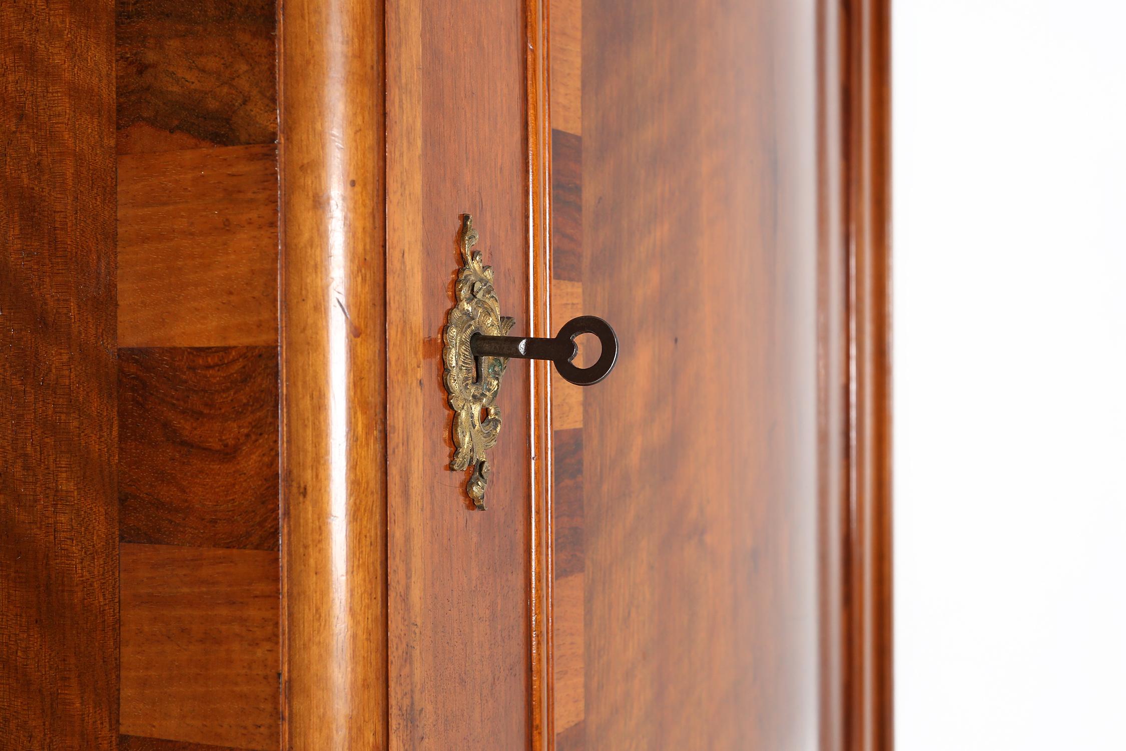 Antiker Holzschrank mit Intarsien und Bronzedekorationen, Frankreich ca. 1860 im Angebot 2