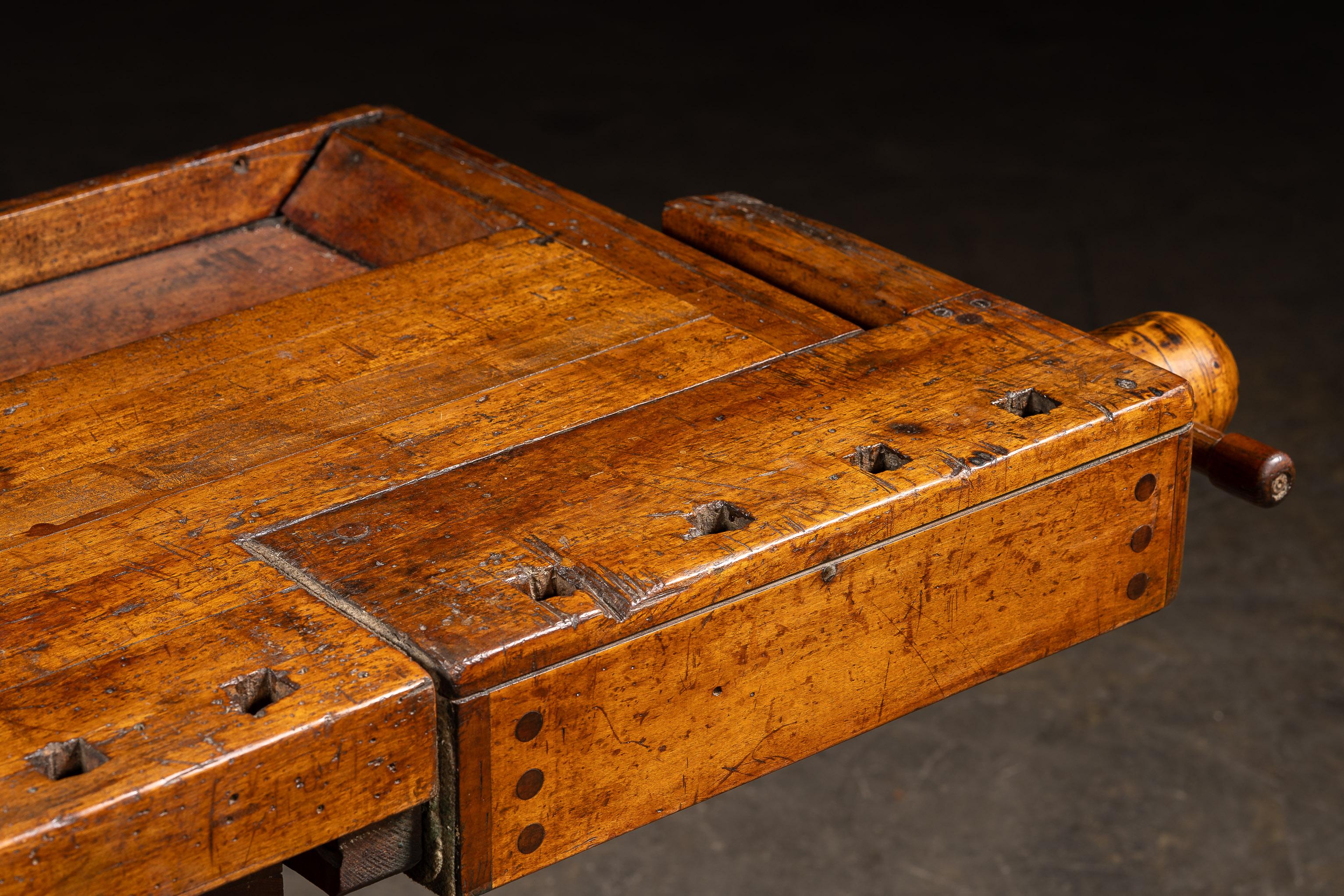 Etabli de menuisier en bois ancien en vente 5