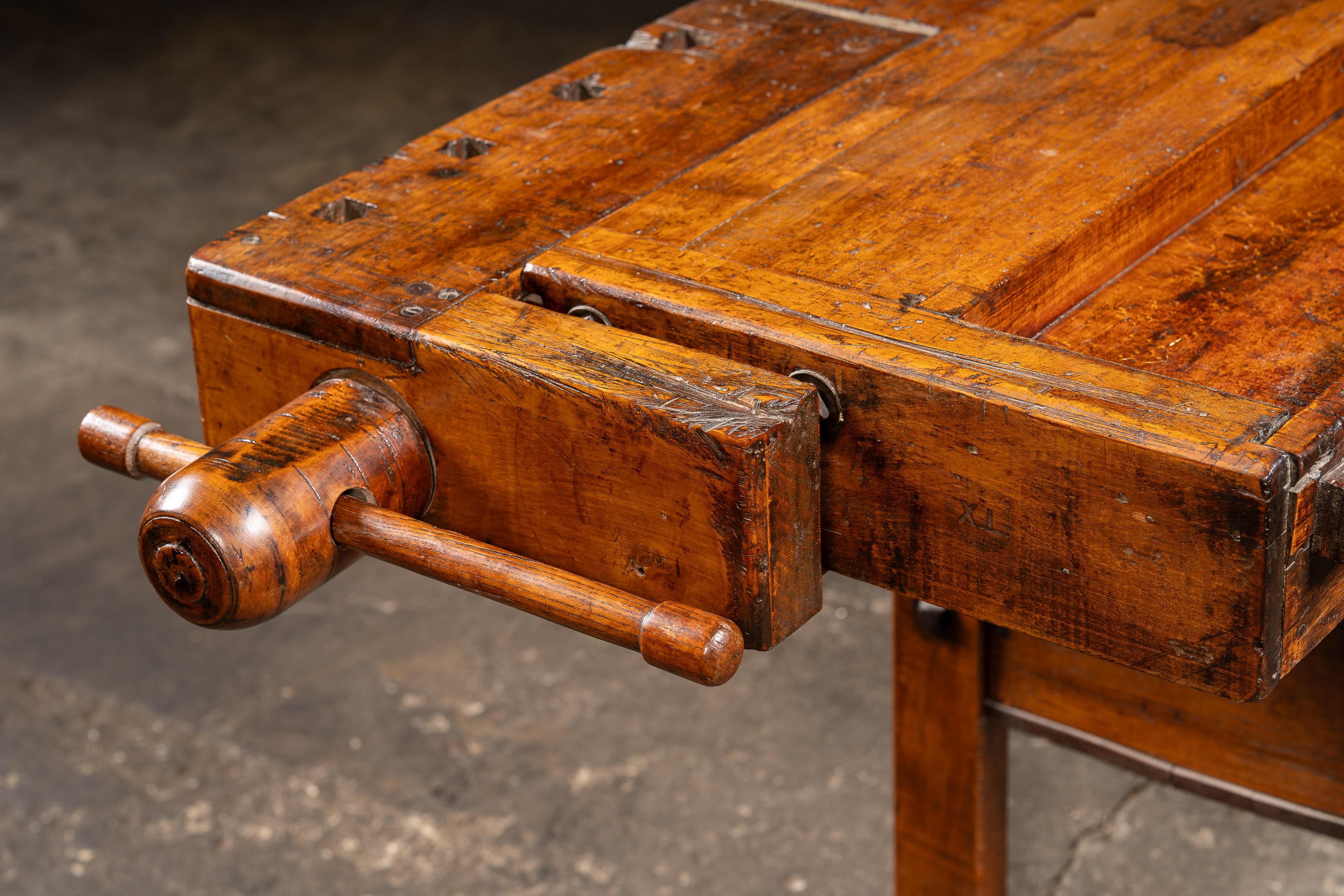 Etabli de menuisier en bois ancien en vente 8