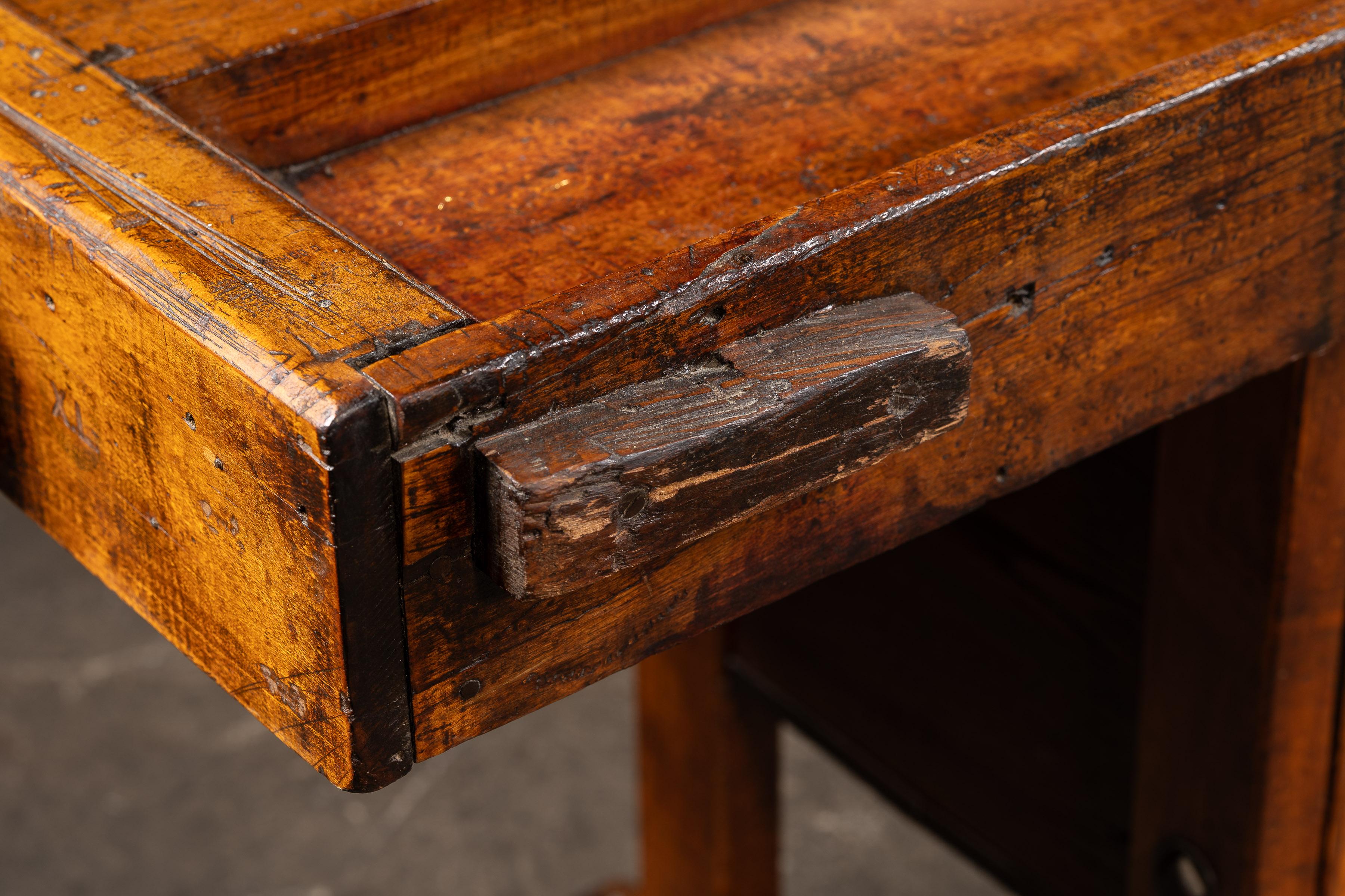 Etabli de menuisier en bois ancien en vente 9