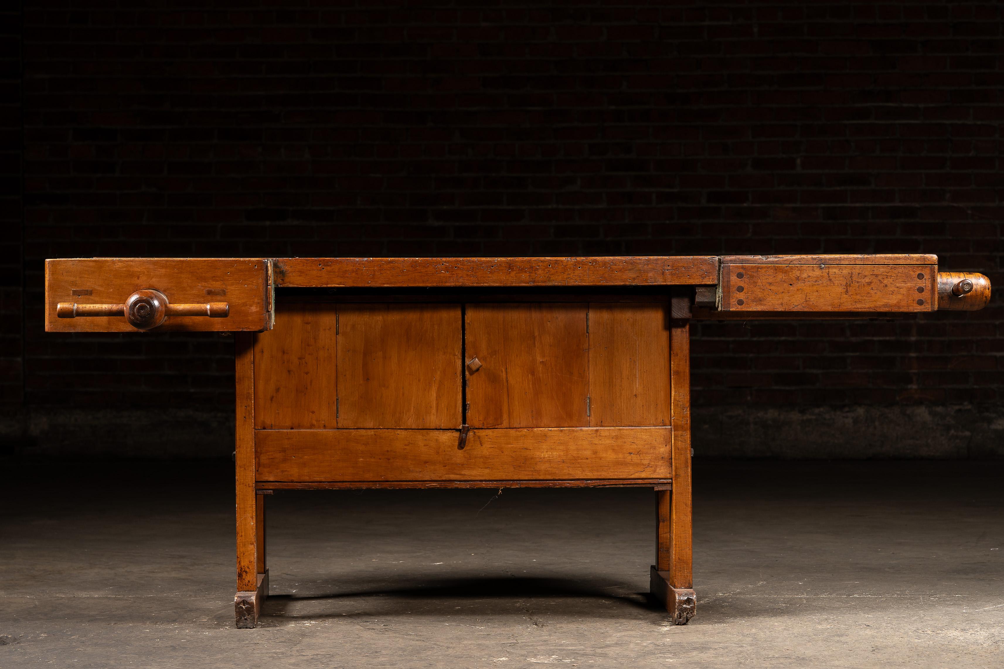 Industriel Etabli de menuisier en bois ancien en vente