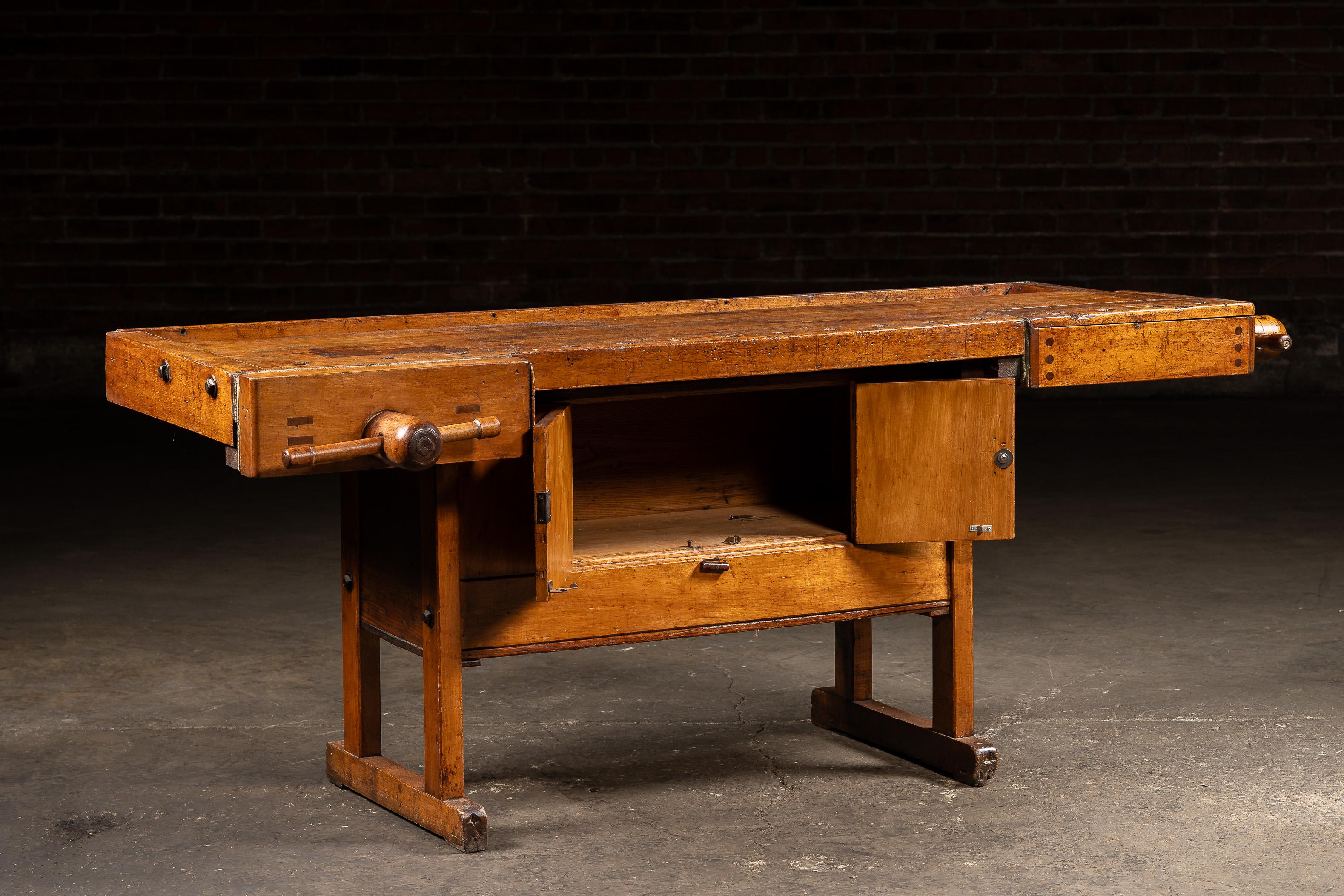 Américain Etabli de menuisier en bois ancien en vente