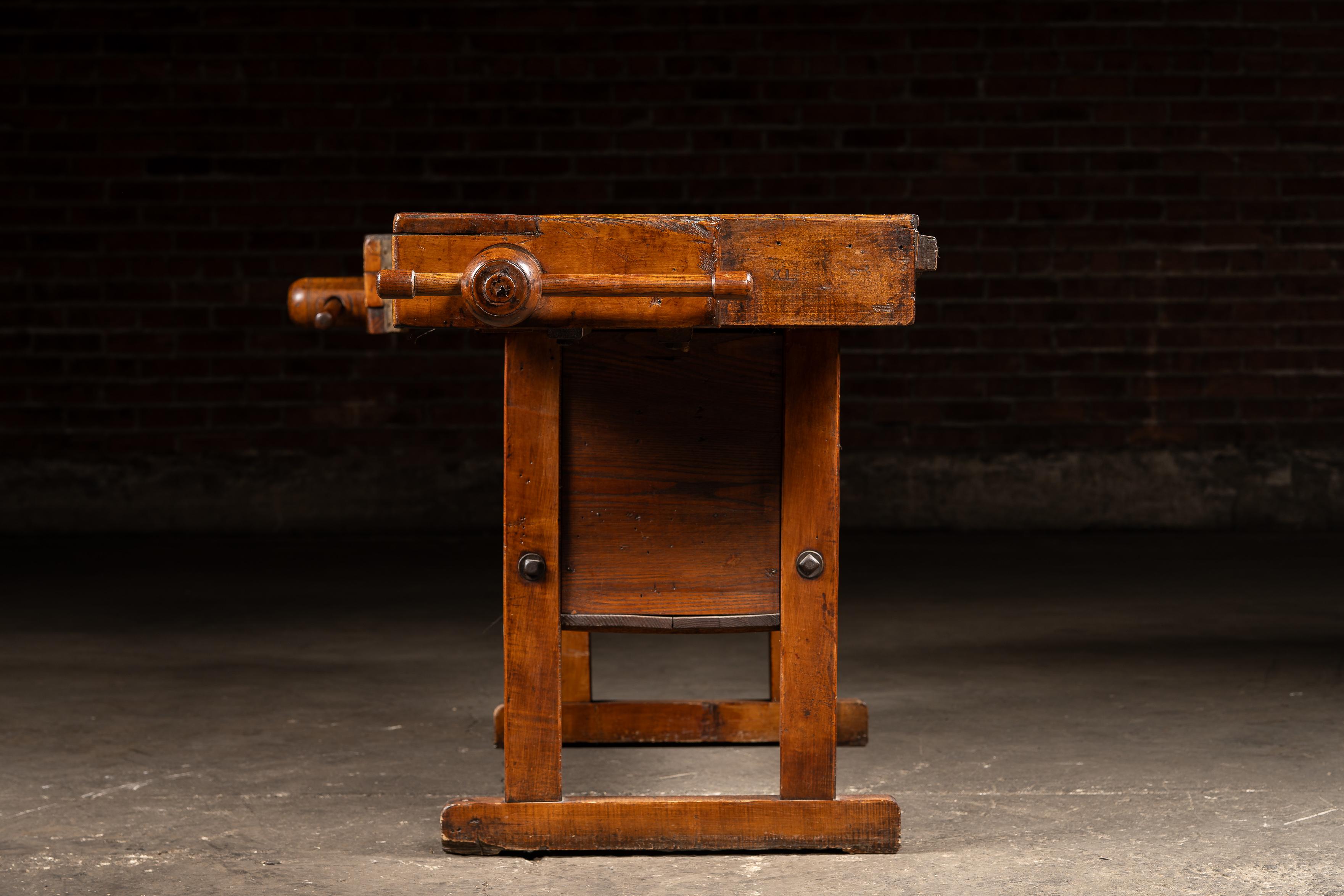 Etabli de menuisier en bois ancien Bon état - En vente à Dekalb, IL