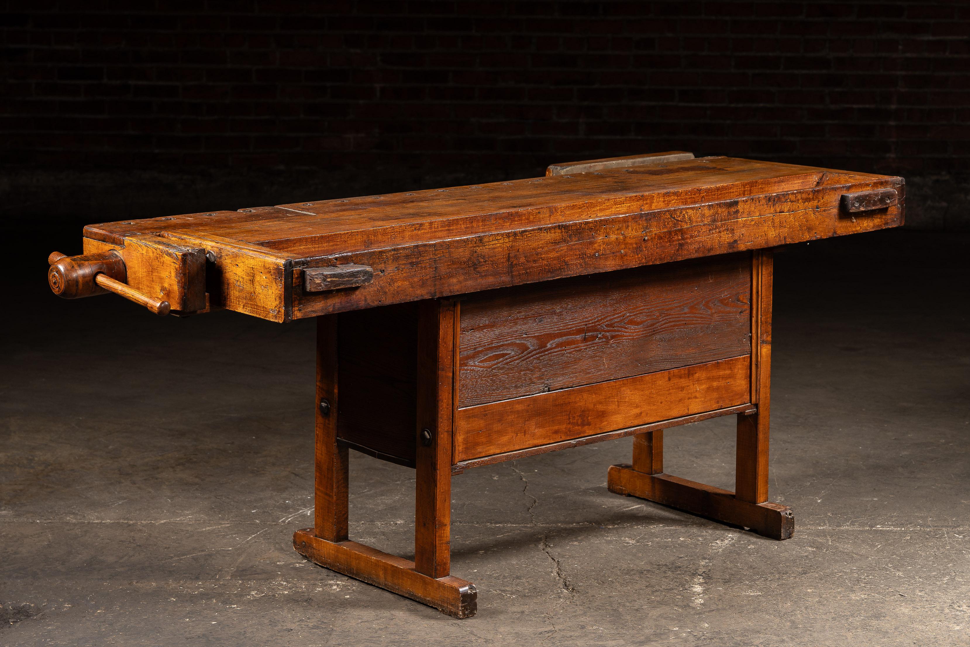 20ième siècle Etabli de menuisier en bois ancien en vente