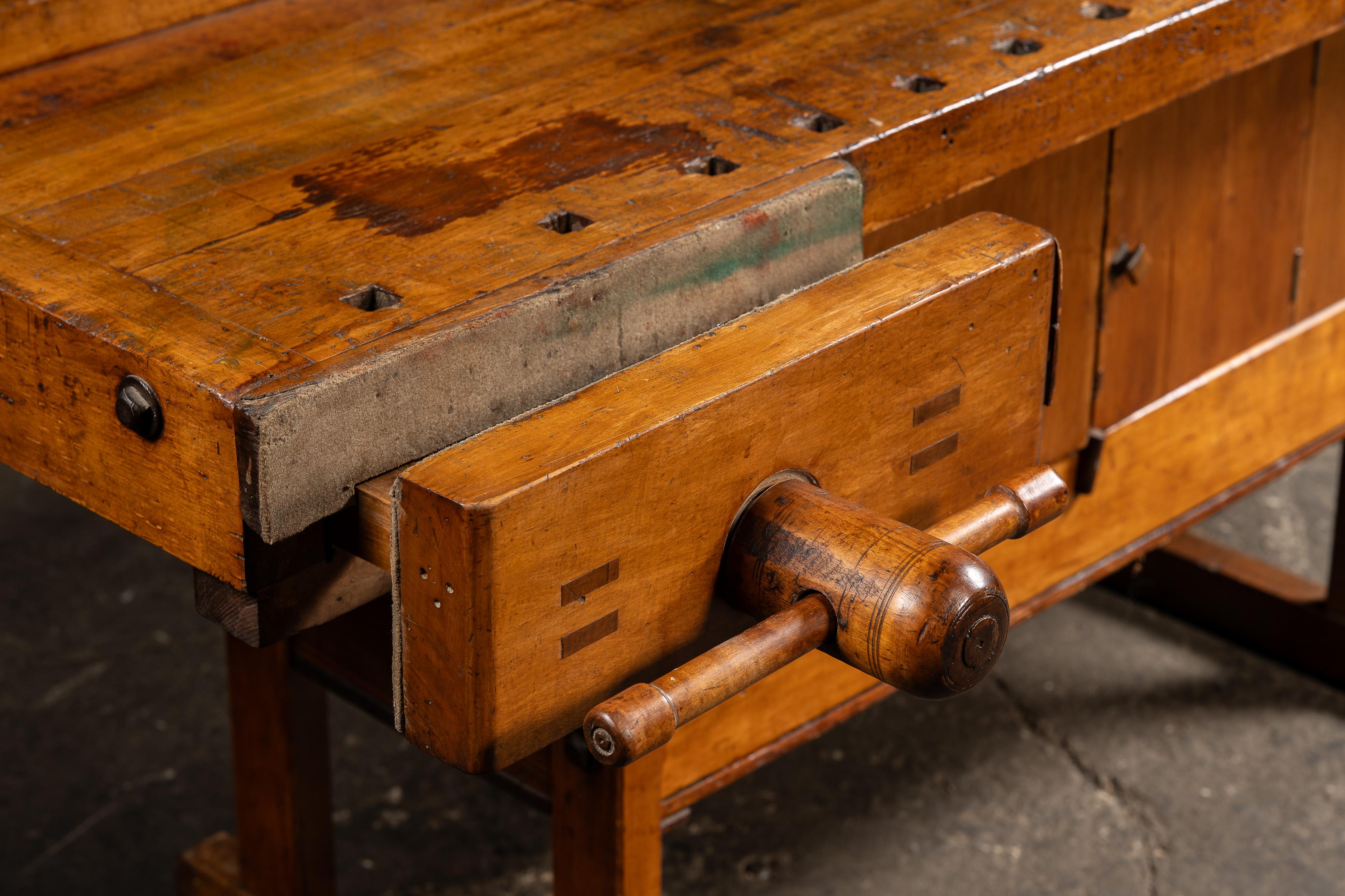 Etabli de menuisier en bois ancien en vente 1