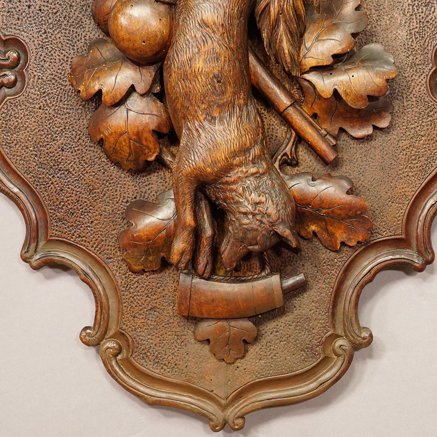 Sculpté à la main Ancienne plaque en bois sculpté de la Forêt Noire avec renard en vente