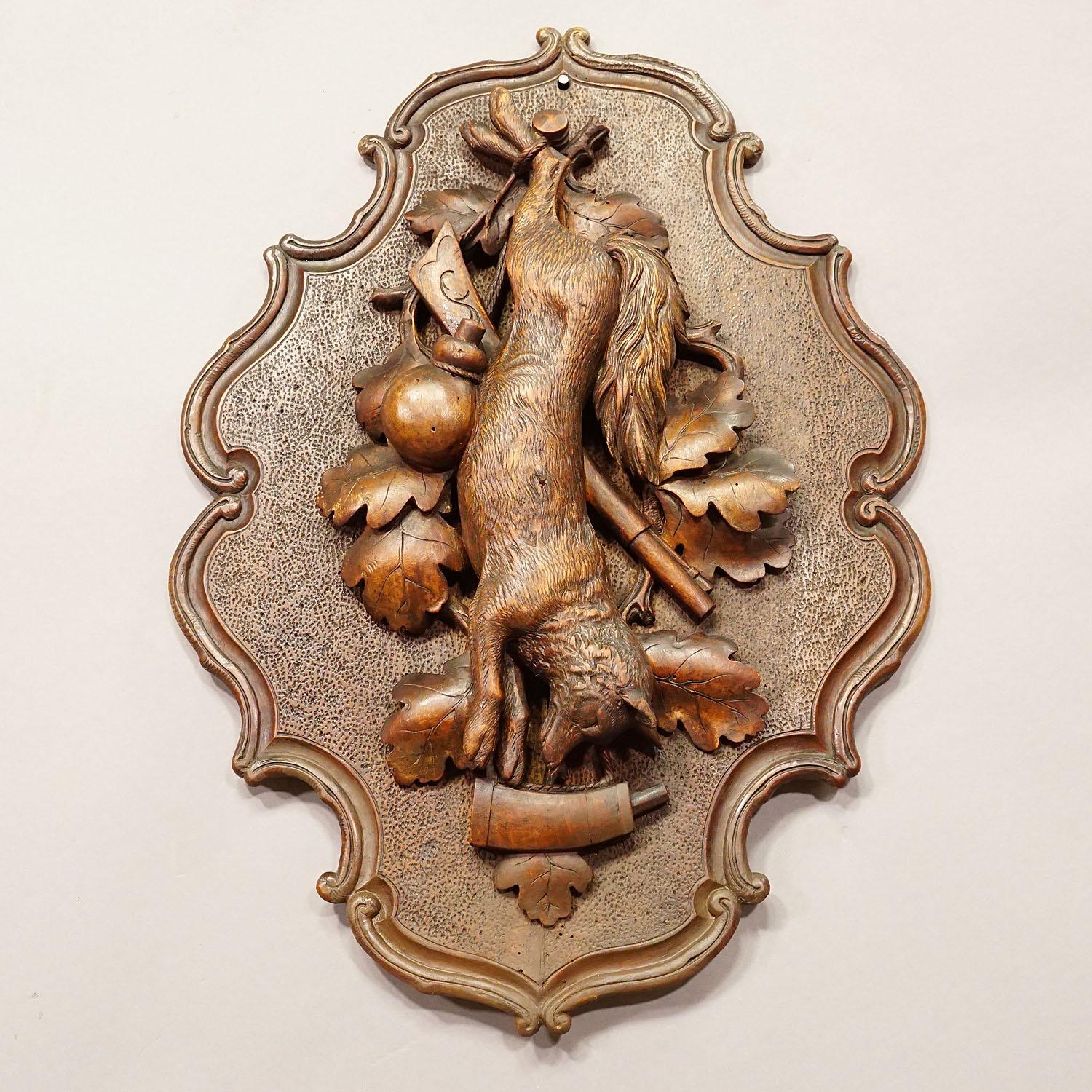 XIXe siècle Ancienne plaque en bois sculpté de la Forêt Noire avec renard en vente