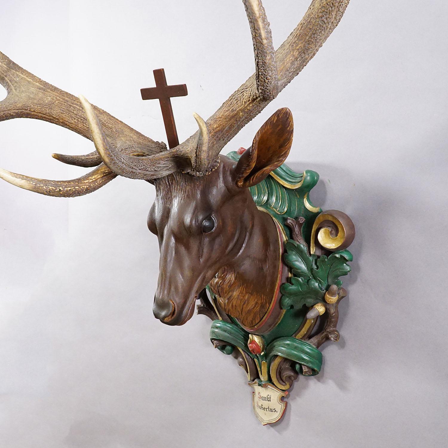 Forêt-Noire Antiquités en bois sculpté Black Forest Tête de cerf Hubertus avec trophée 14 pointes
