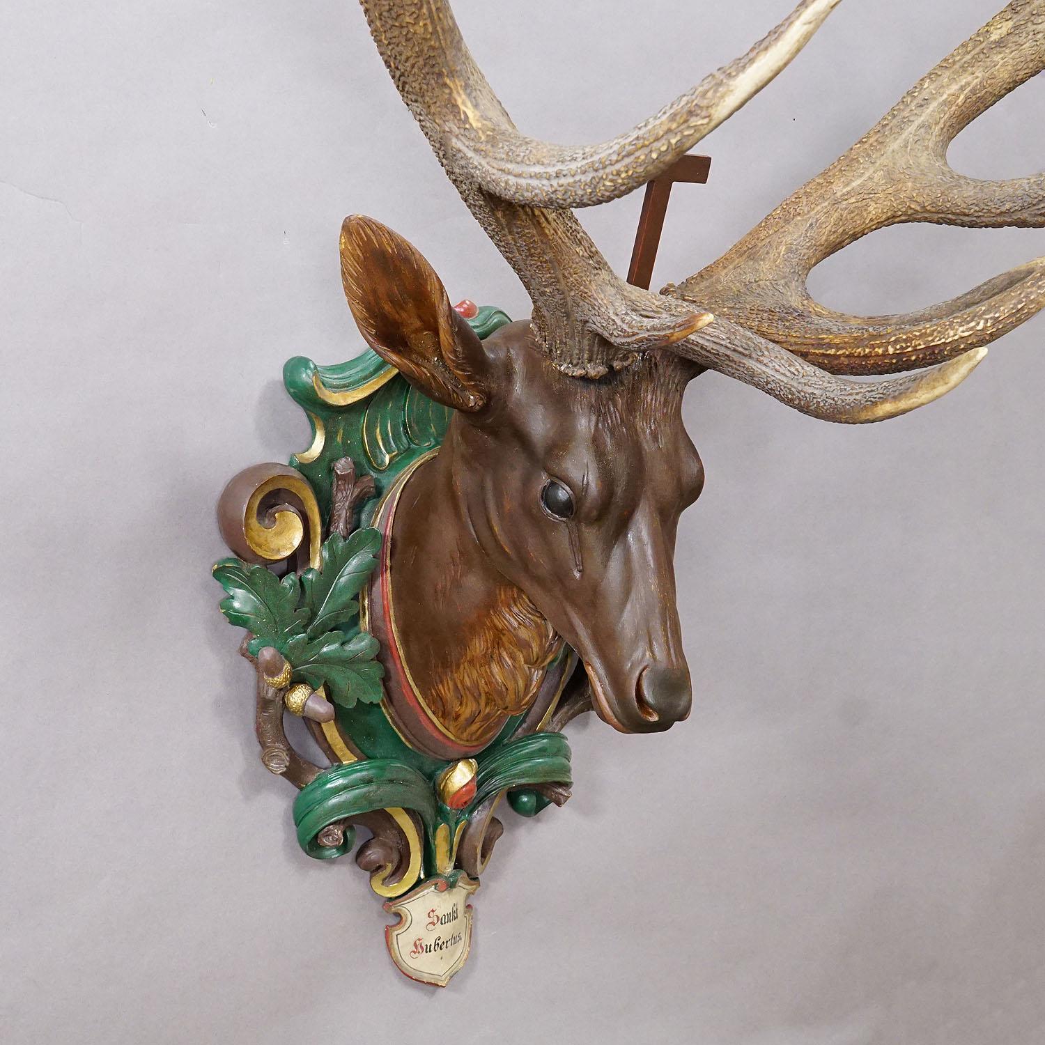 Allemand Antiquités en bois sculpté Black Forest Tête de cerf Hubertus avec trophée 14 pointes