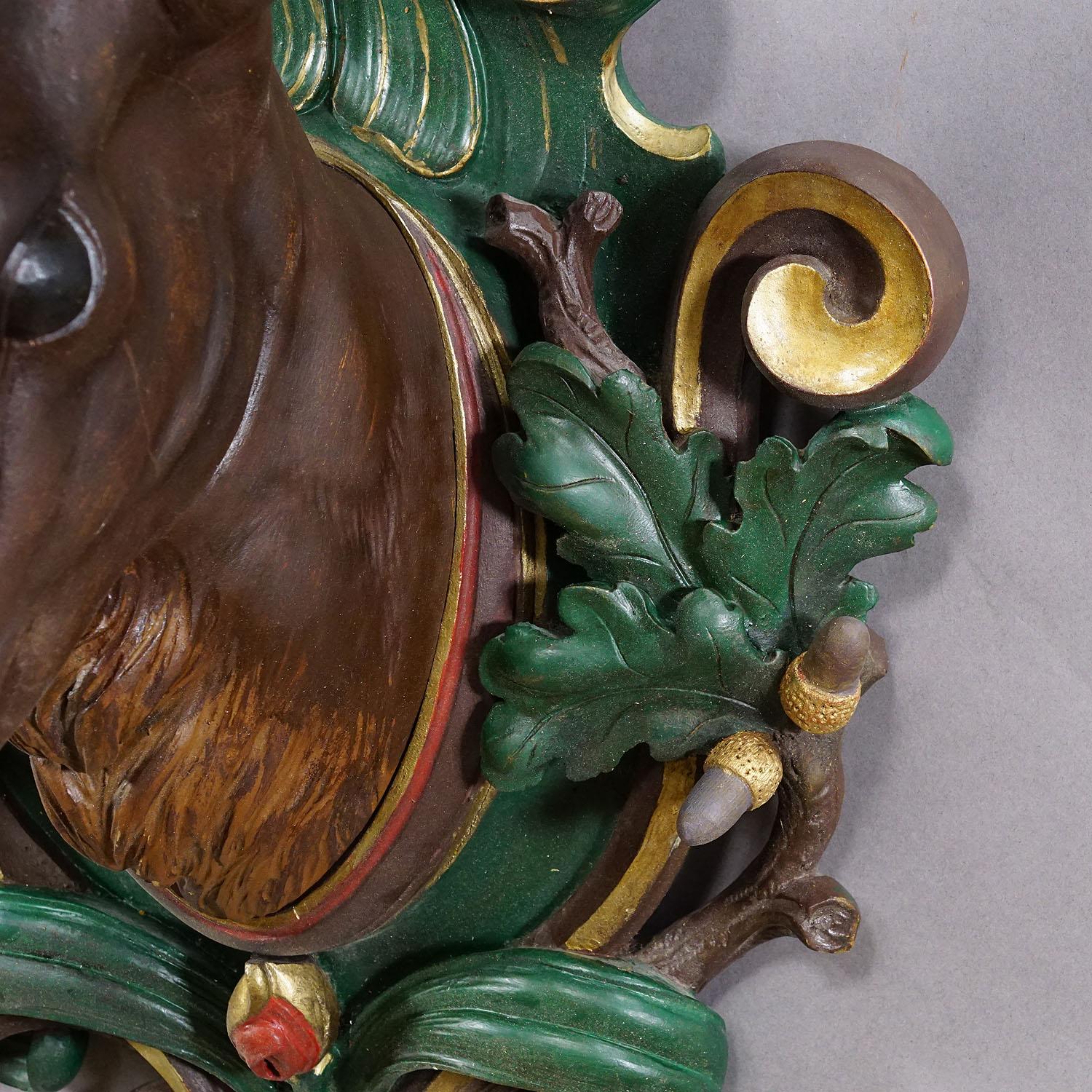 Début du 20ème siècle Antiquités en bois sculpté Black Forest Tête de cerf Hubertus avec trophée 14 pointes