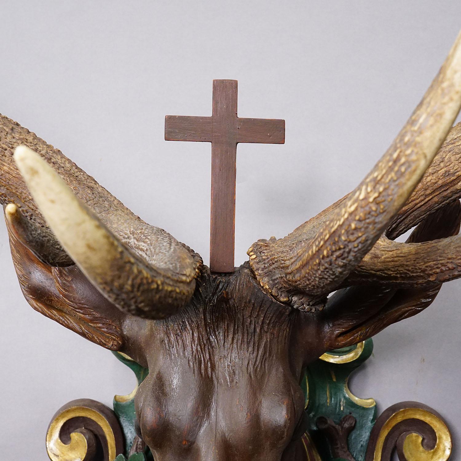 Antiquités en bois sculpté Black Forest Tête de cerf Hubertus avec trophée 14 pointes 2