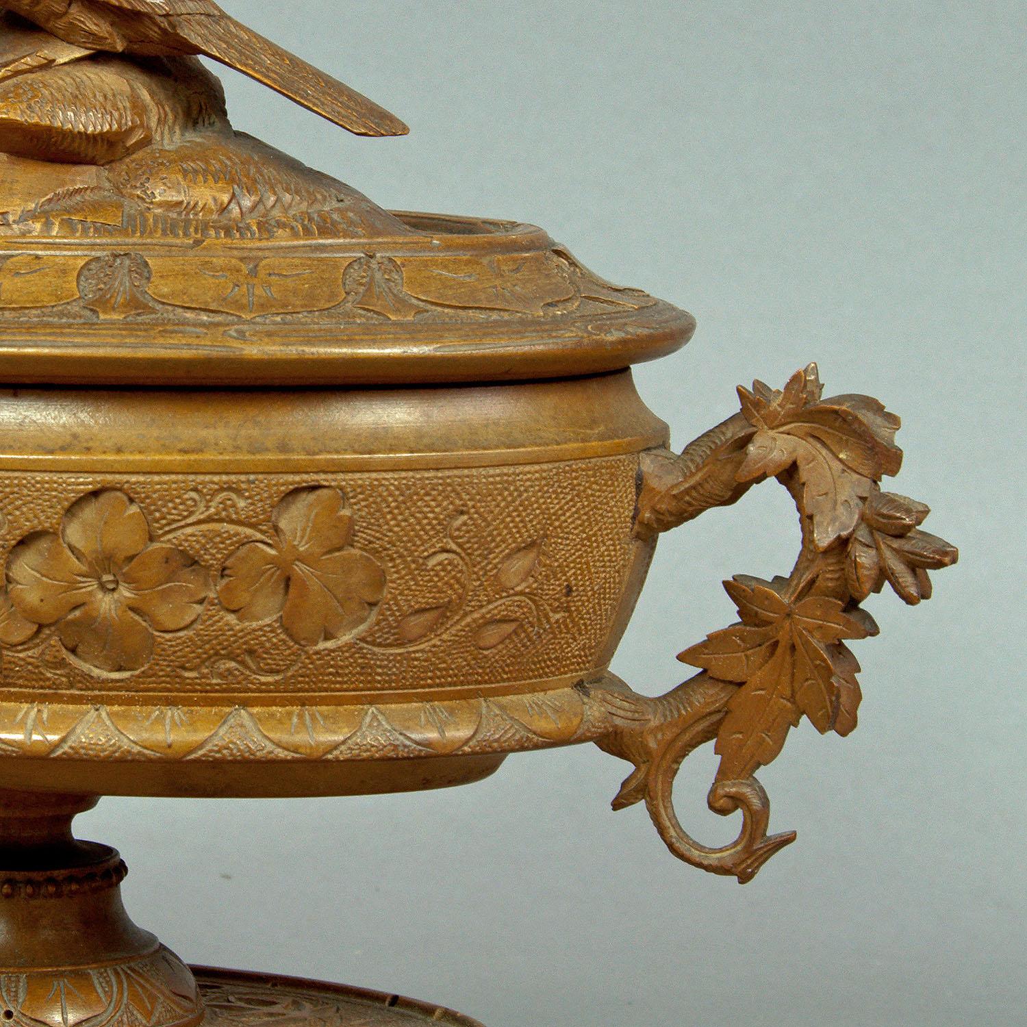 Antique Wooden Carved Casket with Birds, Brienz, circa 1890 In Good Condition For Sale In Berghuelen, DE