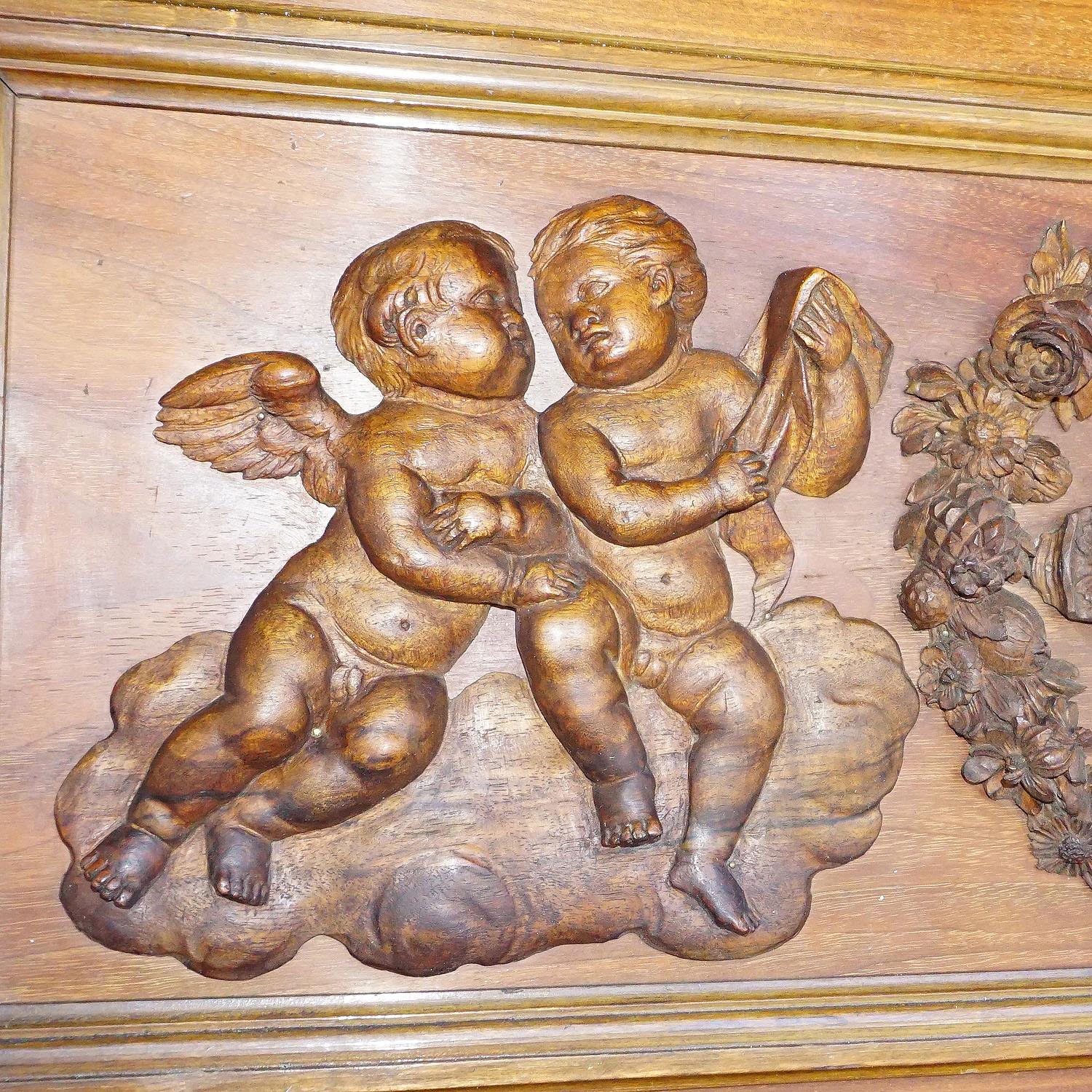 Antique Cupboard en bois sculpté avec plusieurs sculptures en vente 4