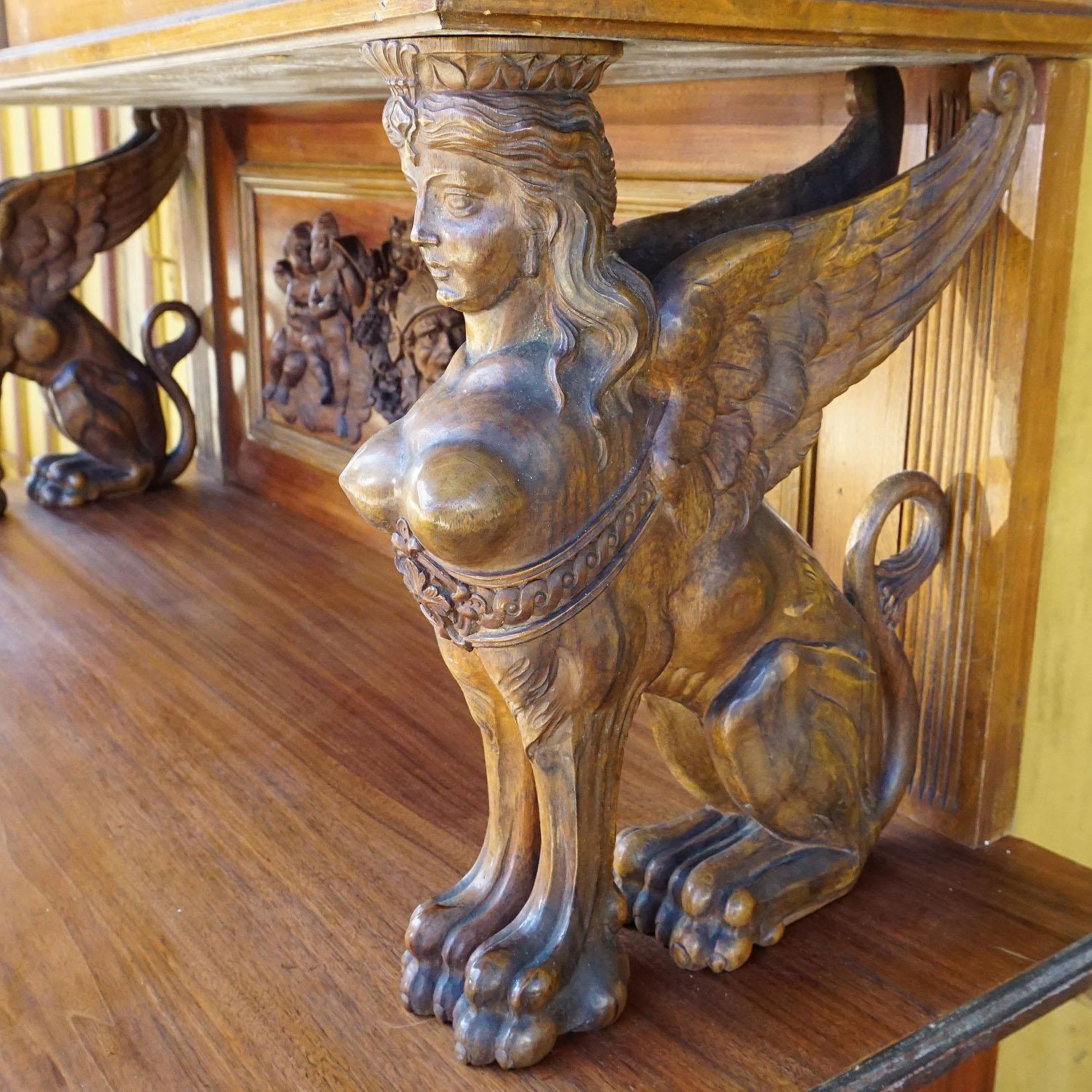 Allemand Antique Cupboard en bois sculpté avec plusieurs sculptures en vente