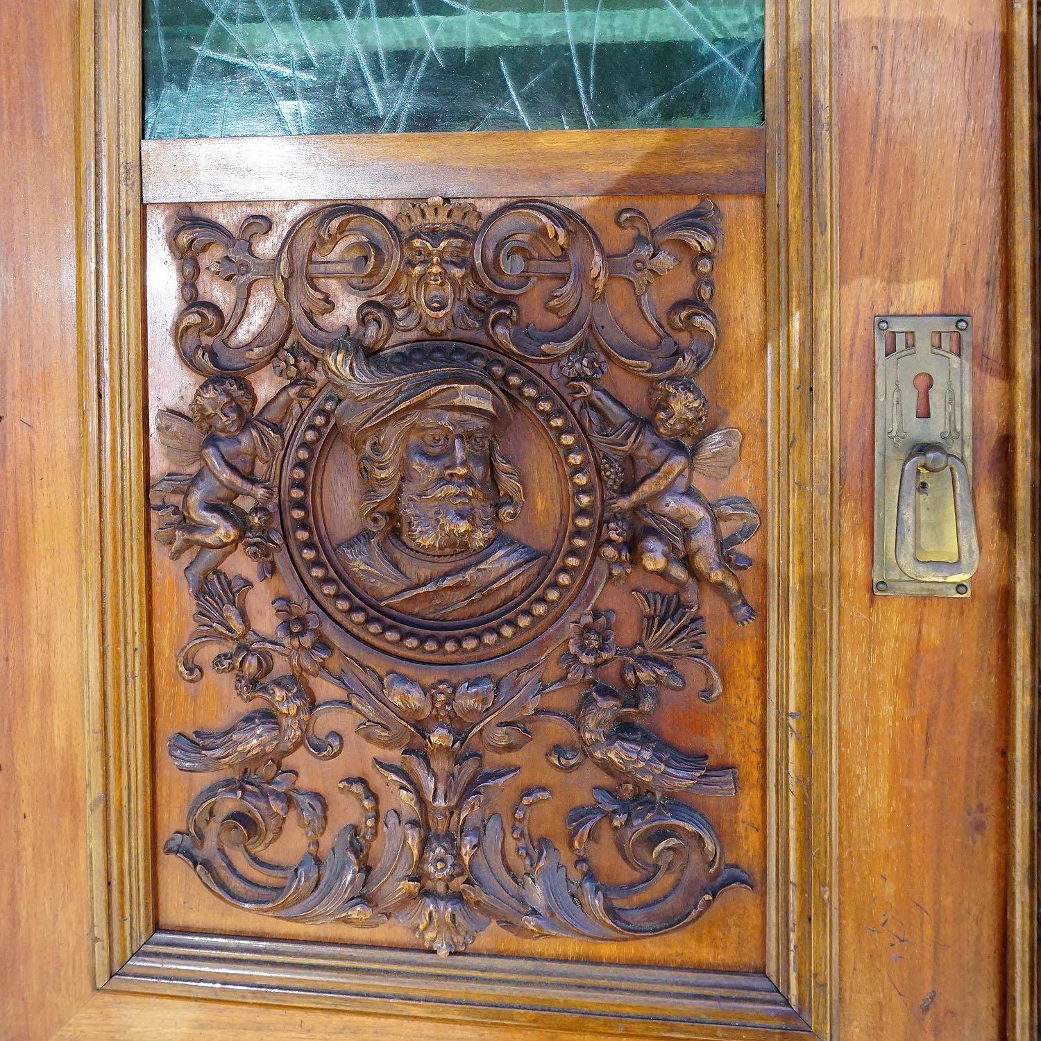 Antique Wooden Carved Cupboard with Several Carvings In Good Condition For Sale In Berghuelen, DE