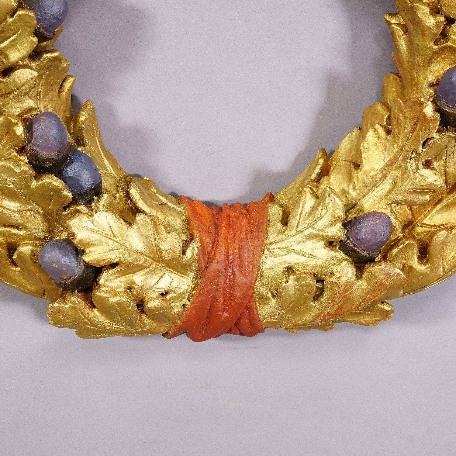 Antigua corona de madera tallada para puerta con bellotas, Alemania ca. 1930 Alemán en venta
