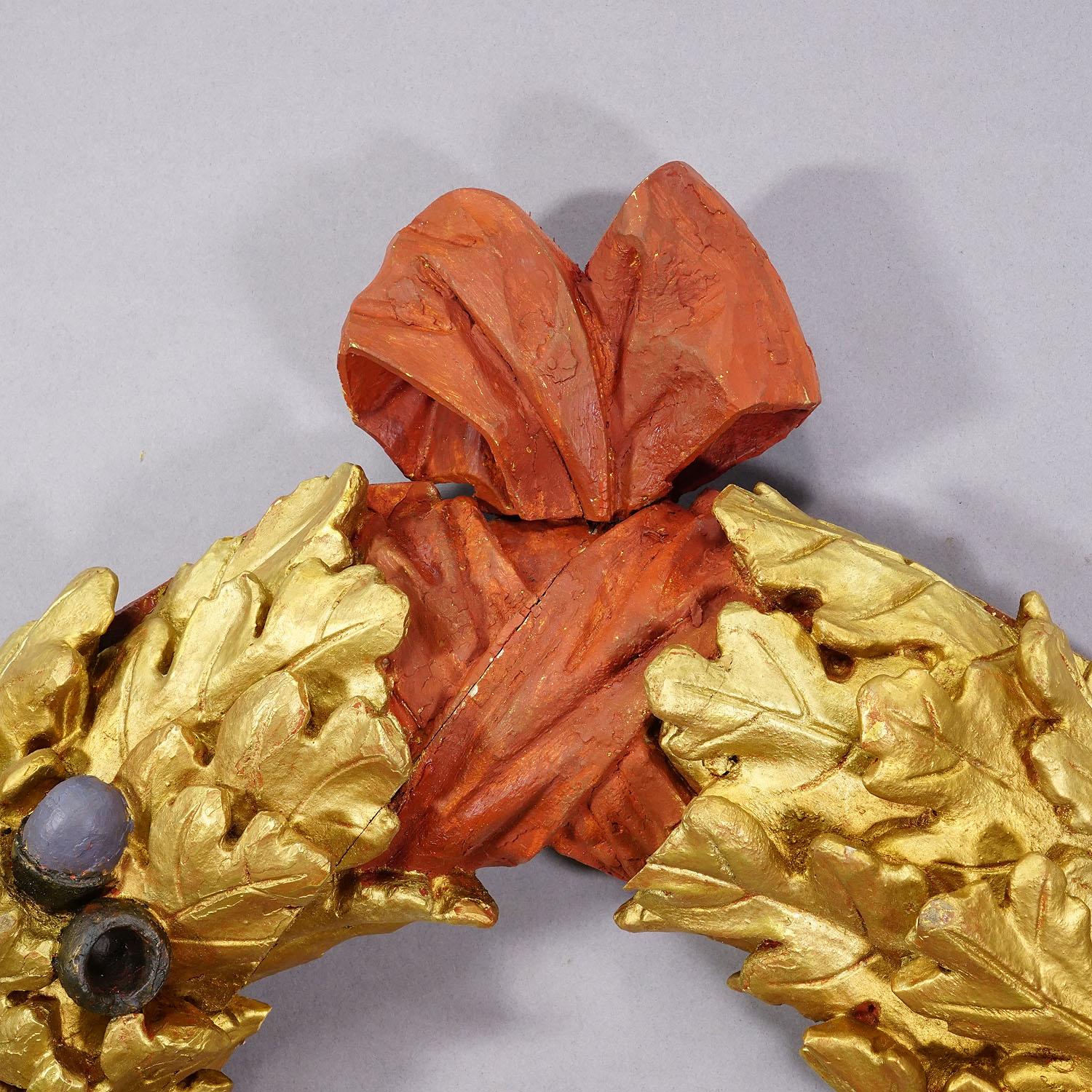 Antigua corona de madera tallada para puerta con bellotas, Alemania ca. 1930 mediados del siglo XX en venta
