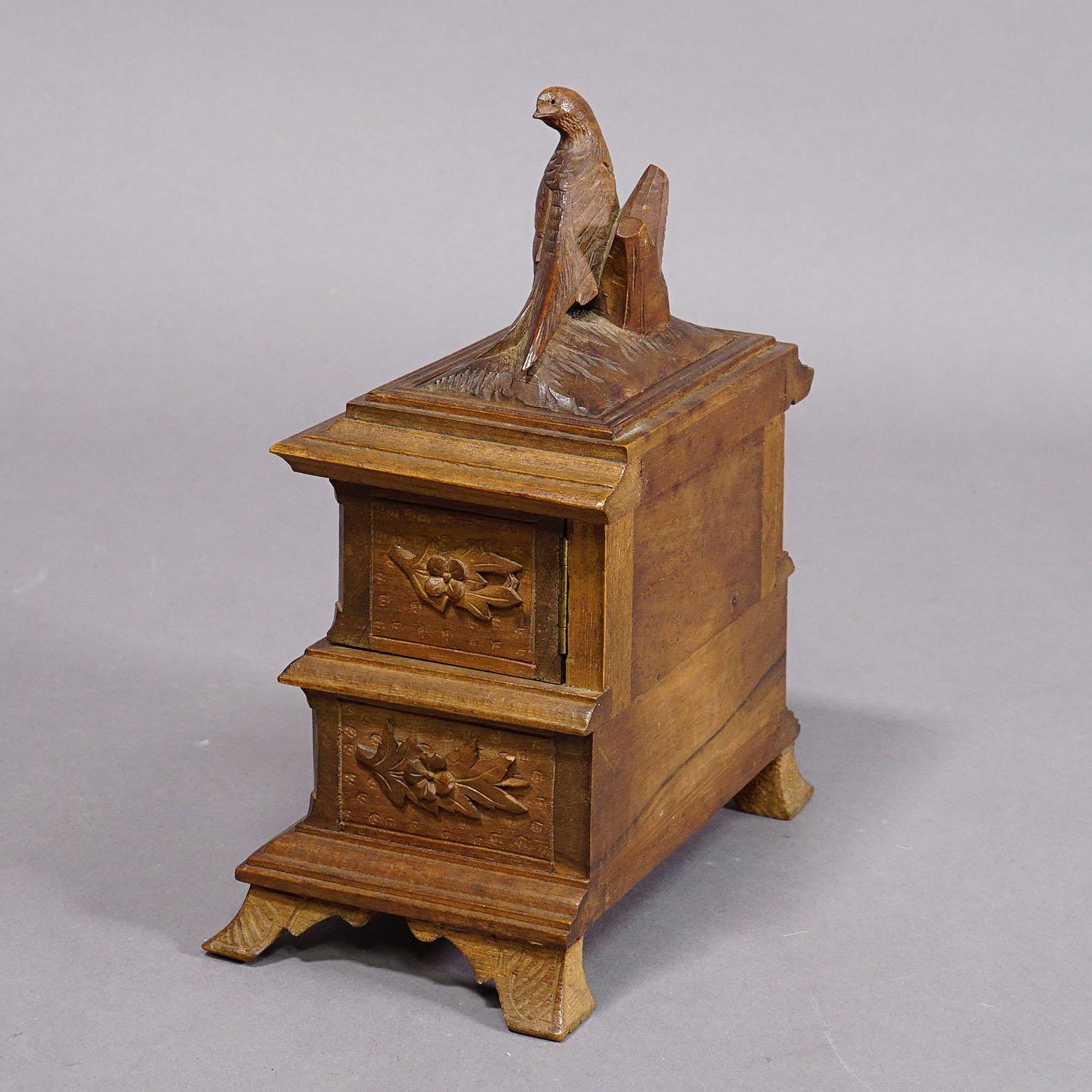 Antique Wooden Carved Edelweis Jewelry Box with Bird, Brienz ca 1900 In Good Condition In Berghuelen, DE