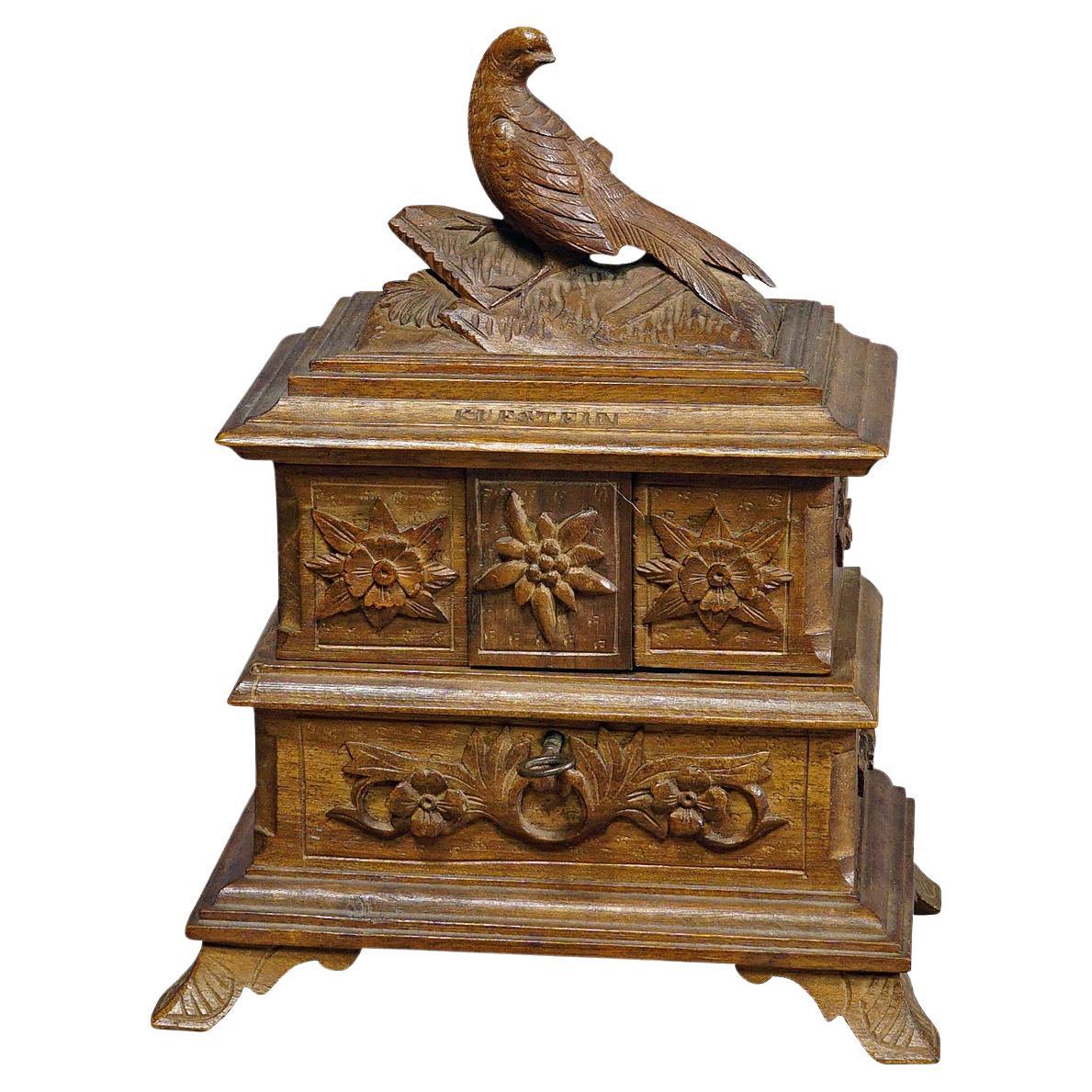 Antike geschnitzte Edelweis-Schmuckkästchen aus Holz mit Vogel, Brienz, um 1900