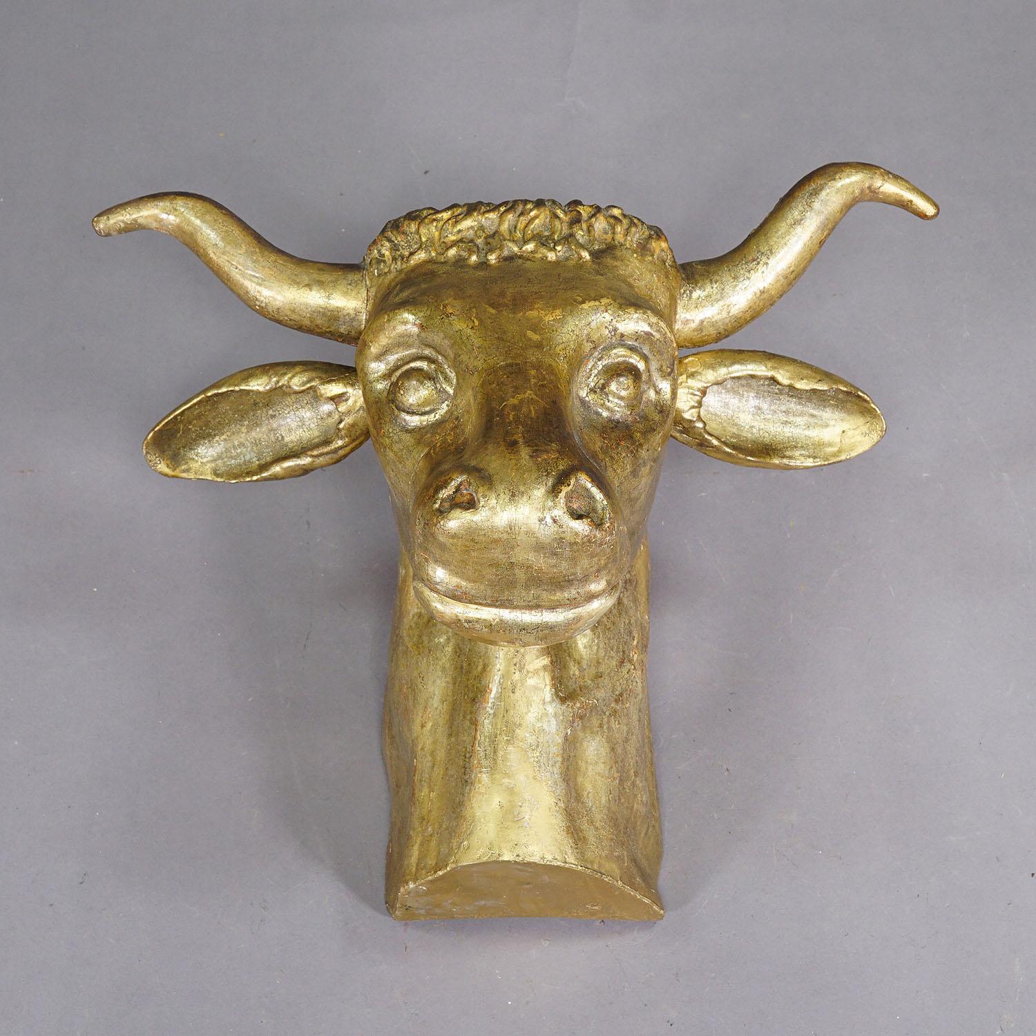Victorien Tête de taureau antique sculptée et dorée, vers 1840 en vente