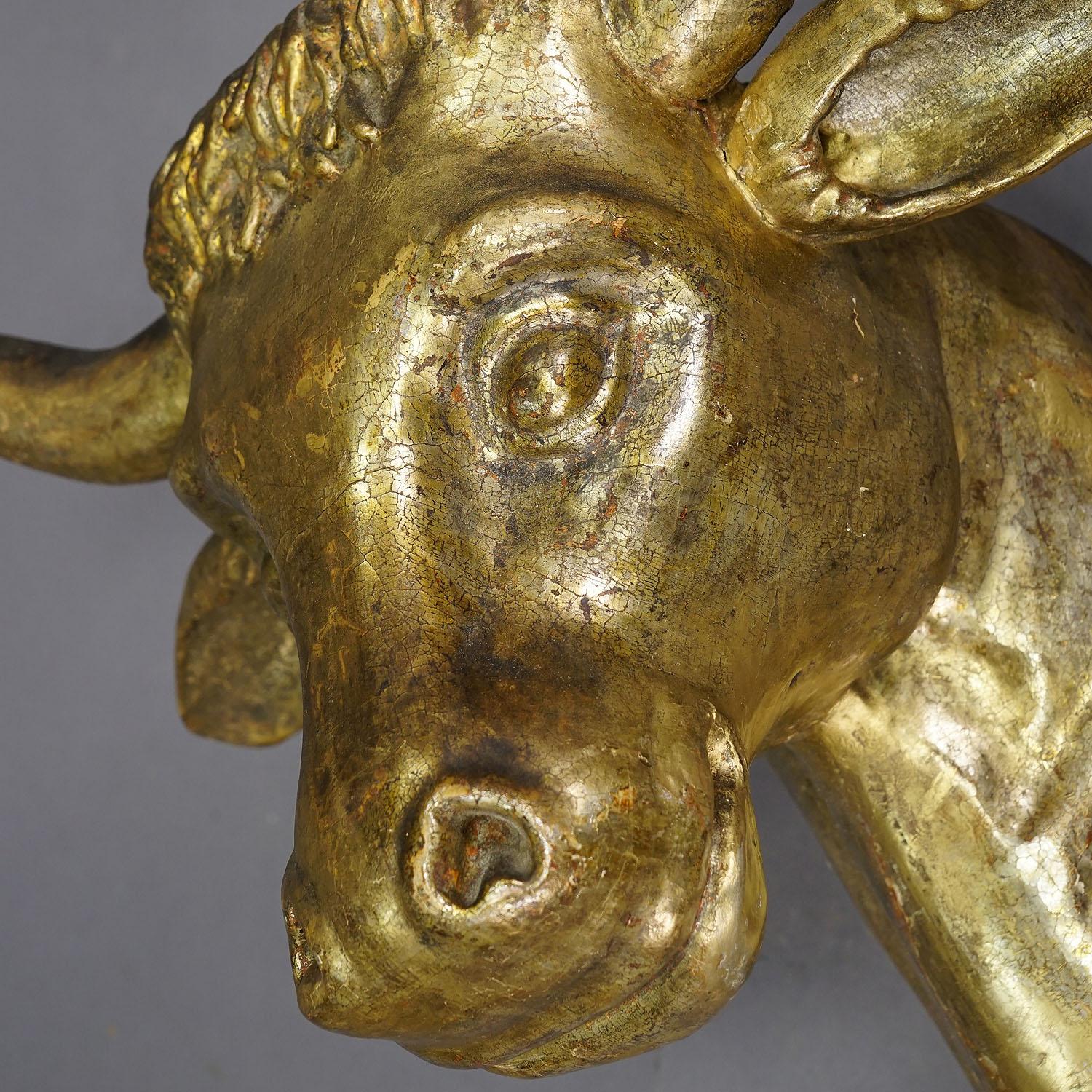 Allemand Tête de taureau antique sculptée et dorée, vers 1840 en vente