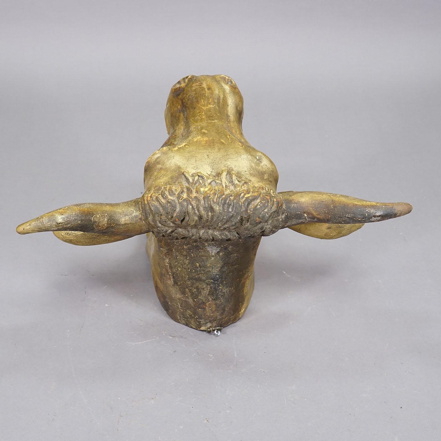 Milieu du XIXe siècle Tête de taureau antique sculptée et dorée, vers 1840 en vente