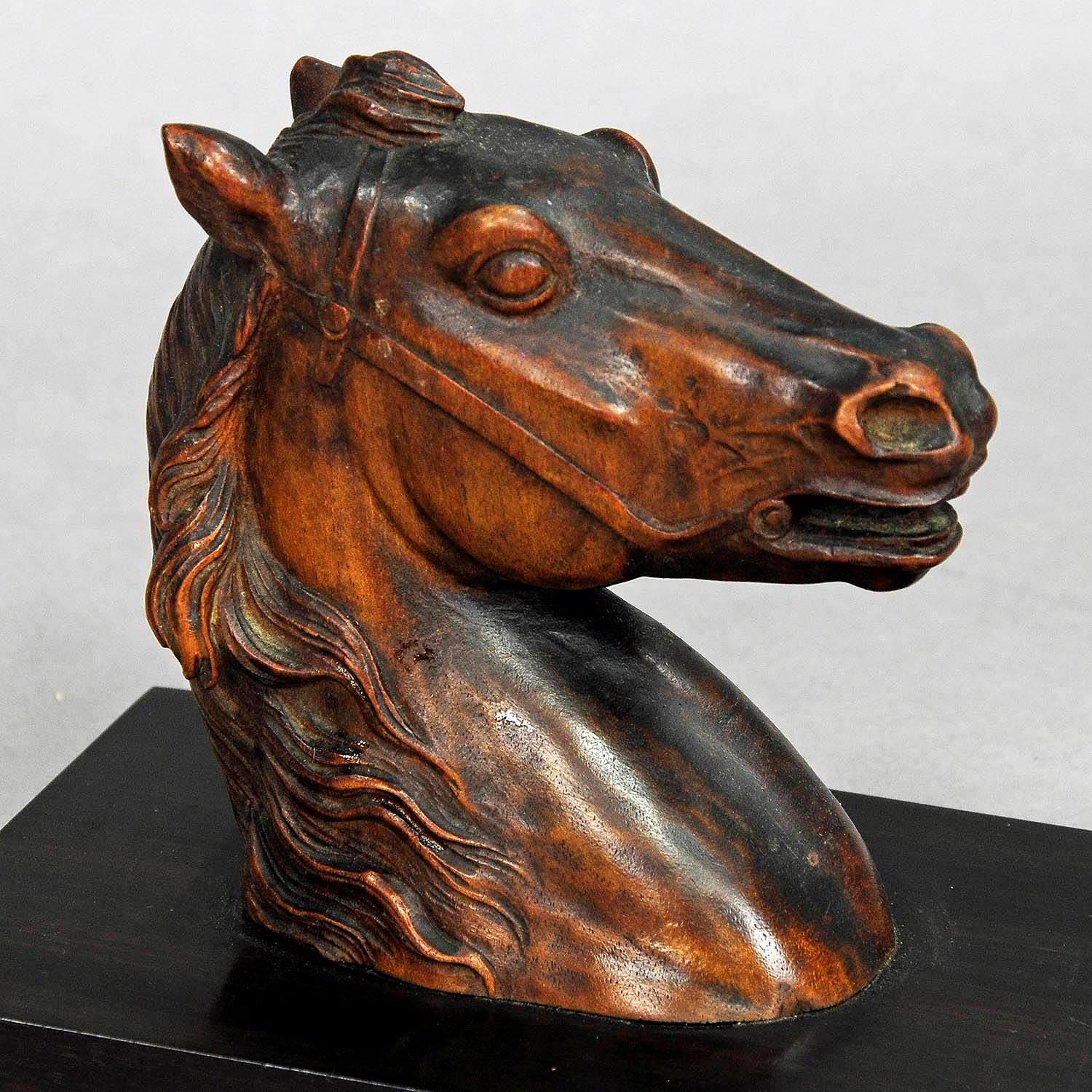 Ein großer geschnitzter Holzkopf eines Pferdes. Er ist auf einem Holzsockel montiert - verwendbar als Schreibtischdekoration oder Briefbeschwerer. Hergestellt in Deutschland ca. 1920.

Maße: Breite 4,13